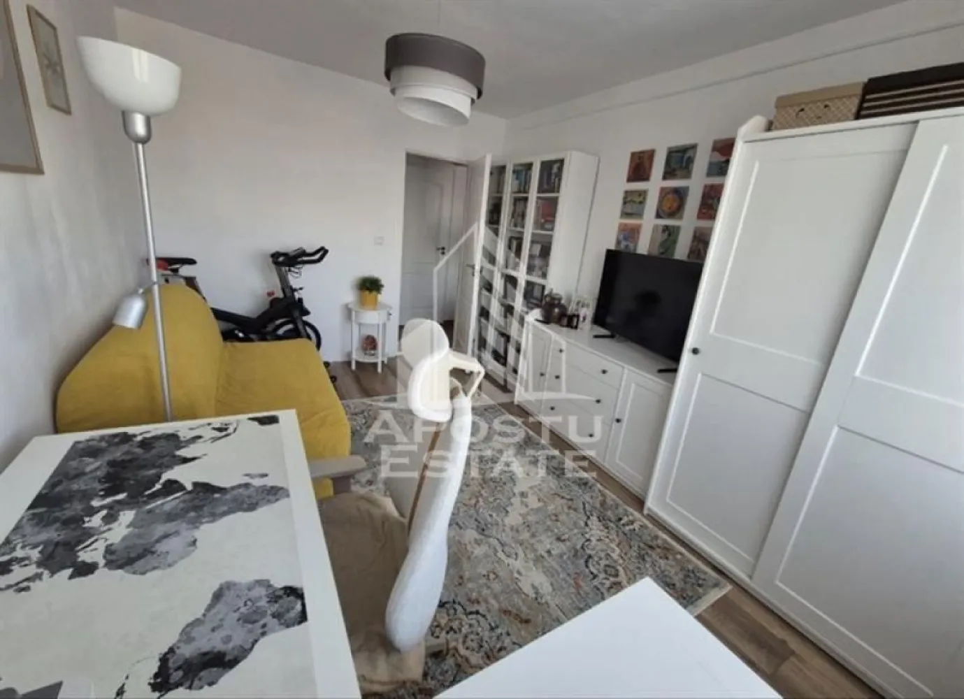 Apartament cu 3 camere de vanzare, decomandat, zona Sagului, Timisoara - Agentia imobiliara APOSTU ESTATE va ofera spre vanzare un apartament 2 camere, mobilat si utilat, situat in judetul Timis, Timisoara, zona Sagului.
Apartamentul are o suprafata de 50 mp si este situat la etajul 7 din 10 intr-un bloc anvelopat cu lift.
- Hol de acces
- Bucatarie
- 2 Debarale
- Living
- 2 Dormitoare
- Baie
- Balcon inchis 
Confortul termic este asigurat prin intermediul centralei proprii si a aparatului de aer conditionat.
Zona cu numeroase facilitati si puncte de interes precum: acces rapid si usor la mijloacele de transport in comun, mall-ul Shopping City la cateva minute distanta, si alte supermarket-uri in apropiere, farmacii, institutii de invatamant, restaurante, baruri, cafenele si multe altele.
Agentia imobiliara Apostu Estate va ofera consultanta bancara gratuita prin intermediul colaboratorilor nostri pentru alegerea celui mai potrivit tip de credit, astfel incat tu sa devi noul proprietar al acestui apartament.
Va asteptam cu drag la o vizionare!
ID intern: CP3131193.