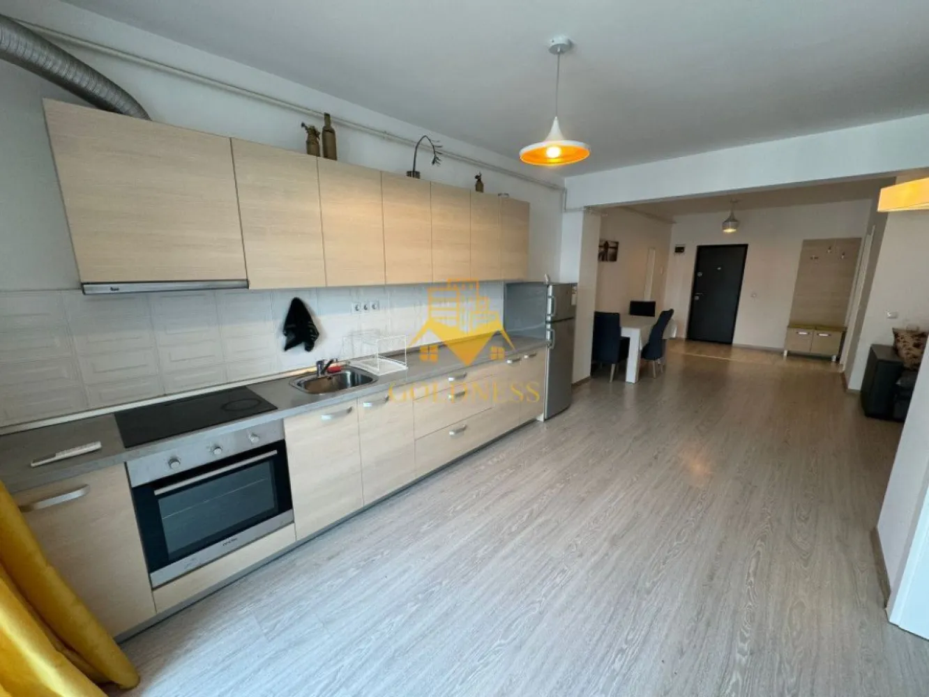 2 camere, modern, bloc nou, Baciu, Jupiter, Galaxiei zona Old GYM - GOLDNESS Imobiliare vă propune spre închiriere un apartament cu 2 camere complet mobilat și utilat, la etajul 7 într-un imobil de 7 etaje, în Baciu. Apartamentul este compartimentat astfel:
 - dormitor cu pat matrimonial, spatiu pentru depozitare
 - living cu bucatarie open-space complet utilată, canapea extensibilă, loc de servit masa 
 - baie cu cada, calorifer port prosop inox și dulap pentru depozitare.

Imobilul este dotat cu toate cele necesare- centrală proprie, mașină de spălat haine, frigider, plită electrică, hotă, etc. 
Se află în apropierea stațiilor de transport în comun, magazine, restaurante, spații verzi, farmacii, etc. 
Posibilitate de parcare in zona !

Dacă sunteți interesați de acest apartament și doriți să îl vizionați, dar și pentru alte oferte sau detalii nu ezitați să ne contactați telefonic sau prin e-mail - goldnessimobiliare@gmail.com. Vă stăm la dispoziție!
Pentru intermediere se percepe un comision de 75% din prețul chiriei!