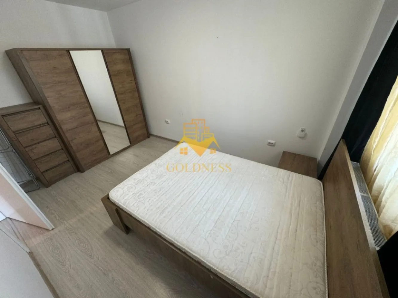 2 camere, modern, bloc nou, Baciu, Jupiter, Galaxiei zona Old GYM - GOLDNESS Imobiliare vă propune spre închiriere un apartament cu 2 camere complet mobilat și utilat, la etajul 7 într-un imobil de 7 etaje, în Baciu. Apartamentul este compartimentat astfel:
 - dormitor cu pat matrimonial, spatiu pentru depozitare
 - living cu bucatarie open-space complet utilată, canapea extensibilă, loc de servit masa 
 - baie cu cada, calorifer port prosop inox și dulap pentru depozitare.

Imobilul este dotat cu toate cele necesare- centrală proprie, mașină de spălat haine, frigider, plită electrică, hotă, etc. 
Se află în apropierea stațiilor de transport în comun, magazine, restaurante, spații verzi, farmacii, etc. 
Posibilitate de parcare in zona !

Dacă sunteți interesați de acest apartament și doriți să îl vizionați, dar și pentru alte oferte sau detalii nu ezitați să ne contactați telefonic sau prin e-mail - goldnessimobiliare@gmail.com. Vă stăm la dispoziție!
Pentru intermediere se percepe un comision de 75% din prețul chiriei!