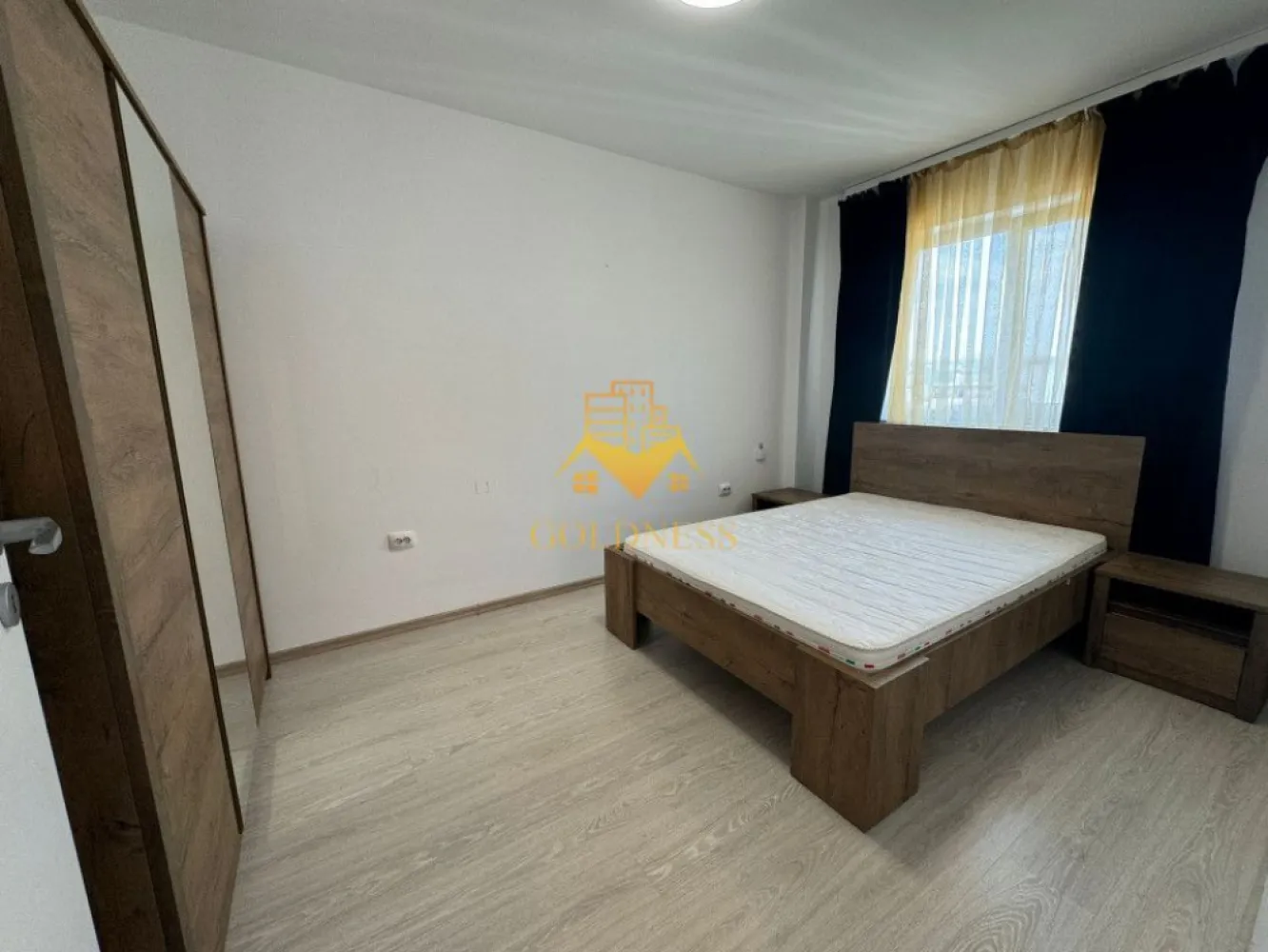 2 camere, modern, bloc nou, Baciu, Jupiter, Galaxiei zona Old GYM - GOLDNESS Imobiliare vă propune spre închiriere un apartament cu 2 camere complet mobilat și utilat, la etajul 7 într-un imobil de 7 etaje, în Baciu. Apartamentul este compartimentat astfel:
 - dormitor cu pat matrimonial, spatiu pentru depozitare
 - living cu bucatarie open-space complet utilată, canapea extensibilă, loc de servit masa 
 - baie cu cada, calorifer port prosop inox și dulap pentru depozitare.

Imobilul este dotat cu toate cele necesare- centrală proprie, mașină de spălat haine, frigider, plită electrică, hotă, etc. 
Se află în apropierea stațiilor de transport în comun, magazine, restaurante, spații verzi, farmacii, etc. 
Posibilitate de parcare in zona !

Dacă sunteți interesați de acest apartament și doriți să îl vizionați, dar și pentru alte oferte sau detalii nu ezitați să ne contactați telefonic sau prin e-mail - goldnessimobiliare@gmail.com. Vă stăm la dispoziție!
Pentru intermediere se percepe un comision de 75% din prețul chiriei!