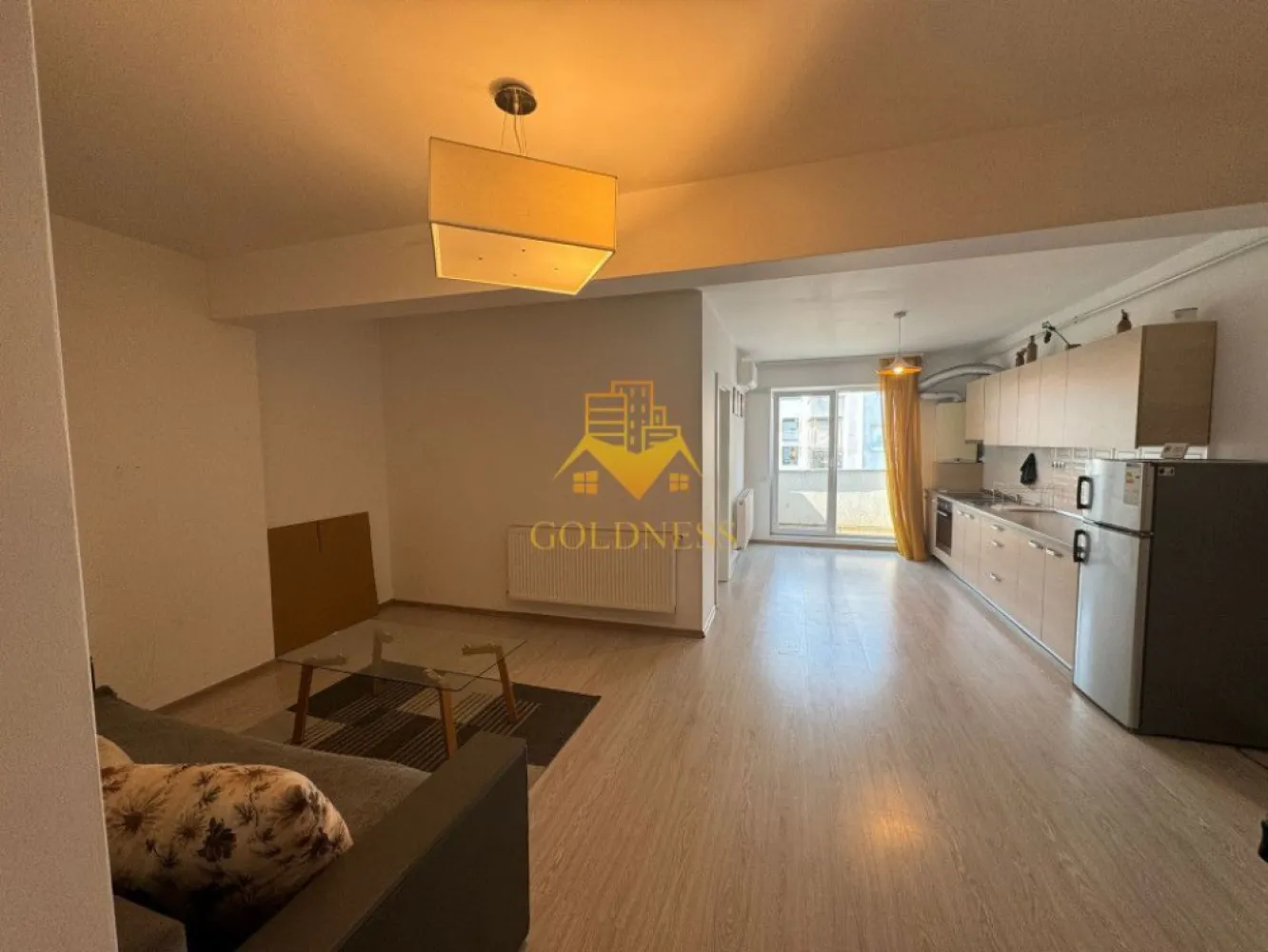 2 camere, modern, bloc nou, Baciu, Jupiter, Galaxiei zona Old GYM - GOLDNESS Imobiliare vă propune spre închiriere un apartament cu 2 camere complet mobilat și utilat, la etajul 7 într-un imobil de 7 etaje, în Baciu. Apartamentul este compartimentat astfel:
 - dormitor cu pat matrimonial, spatiu pentru depozitare
 - living cu bucatarie open-space complet utilată, canapea extensibilă, loc de servit masa 
 - baie cu cada, calorifer port prosop inox și dulap pentru depozitare.

Imobilul este dotat cu toate cele necesare- centrală proprie, mașină de spălat haine, frigider, plită electrică, hotă, etc. 
Se află în apropierea stațiilor de transport în comun, magazine, restaurante, spații verzi, farmacii, etc. 
Posibilitate de parcare in zona !

Dacă sunteți interesați de acest apartament și doriți să îl vizionați, dar și pentru alte oferte sau detalii nu ezitați să ne contactați telefonic sau prin e-mail - goldnessimobiliare@gmail.com. Vă stăm la dispoziție!
Pentru intermediere se percepe un comision de 75% din prețul chiriei!