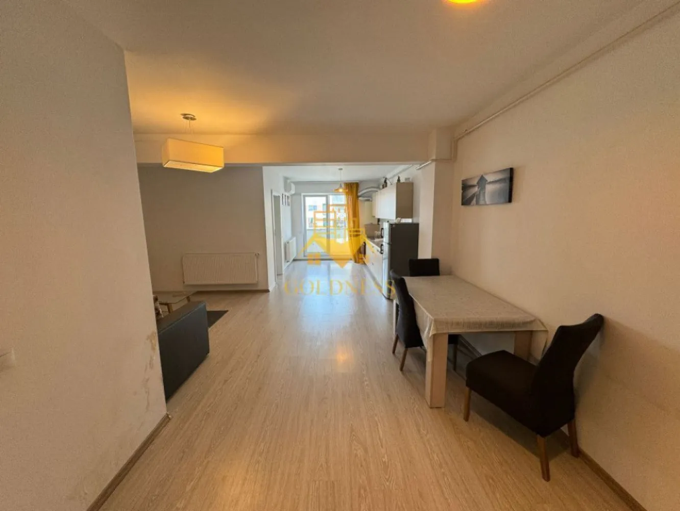 2 camere, modern, bloc nou, Baciu, Jupiter, Galaxiei zona Old GYM - GOLDNESS Imobiliare vă propune spre închiriere un apartament cu 2 camere complet mobilat și utilat, la etajul 7 într-un imobil de 7 etaje, în Baciu. Apartamentul este compartimentat astfel:
 - dormitor cu pat matrimonial, spatiu pentru depozitare
 - living cu bucatarie open-space complet utilată, canapea extensibilă, loc de servit masa 
 - baie cu cada, calorifer port prosop inox și dulap pentru depozitare.

Imobilul este dotat cu toate cele necesare- centrală proprie, mașină de spălat haine, frigider, plită electrică, hotă, etc. 
Se află în apropierea stațiilor de transport în comun, magazine, restaurante, spații verzi, farmacii, etc. 
Posibilitate de parcare in zona !

Dacă sunteți interesați de acest apartament și doriți să îl vizionați, dar și pentru alte oferte sau detalii nu ezitați să ne contactați telefonic sau prin e-mail - goldnessimobiliare@gmail.com. Vă stăm la dispoziție!
Pentru intermediere se percepe un comision de 75% din prețul chiriei!