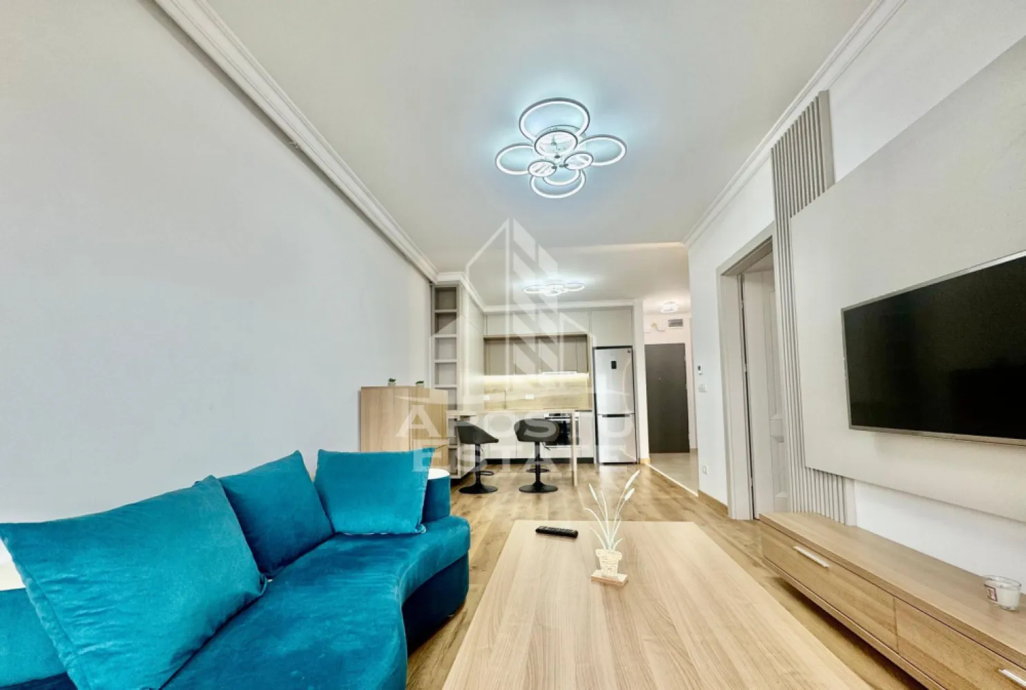 Apartament 2 camere, 42 mp utili, zona Adora Park - Apostu Estate va ofere spre inchiriere un apartament cu 2 camere in complexul rezidential Adora Park.
Apartamentul este compus din living spatios cu bucatarie open space, dormitor, baie moderna si balcon.
Locuinta este amenajata cu gust si ofera un ambient placut si confortabil.
Baia este noua, cu finisaje moderne si dotari de calitate.
Livingul este luminos si bine compartimentat pentru relaxare si socializare.
Bucataria open space este practica si complet integrata in zona de zi.
Dormitorul ofera intimitate si spatiu suficient pentru depozitare.
Balconul este ideal pentru momente de relaxare in aer liber.
Apartamentul se afla intr-o zona linistita, cu acces facil la punctele de interes din oras.
Complexul beneficiaza de facilitati moderne si un mediu placut pentru locuit.
Imobilul este potrivit pentru o persoana, un cuplu.
Disponibil pentru mutare imediata.
Pentru mai multe detalii si programarea unei vizionari, va rog sa ma contactati.
ID CP3137763