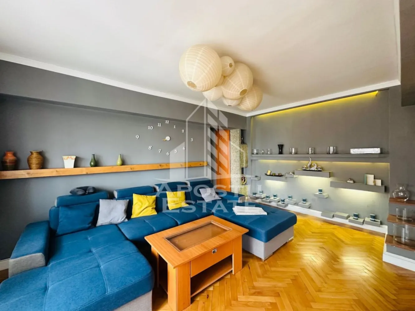 Apartament 2 camere zona Micalaca - APOSTU ESTATE va propune spre inchiriere apartament cu 2 camere de inchiriat in zona Micalaca , situat la etajul 3 din 4, intr-un bloc linistit si bine intretinut.

Locuinta este complet utilata si dispune de: aer conditionat, aragaz, hota, frigider, masina de spalat rufe, TV si balcon inchis, oferind tot confortul necesar pentru o locuire placuta.

Apartamentul este ideal pentru un cuplu, studenti sau o familie care isi doreste un camin confortabil intr-o zona accesibila, cu multiple facilitati in apropiere.

Conditii de inchiriere:

Perioada minima de inchiriere: 1 an
Nu se accepta fumatori
Nu se accepta animale de companie

Pentru mai multe detalii sau pentru programarea unei vizionari, echipa Apostu Estate va sta cu profesionalism si promptitudine la dispozitie dumneavoastra.
CP3137655
