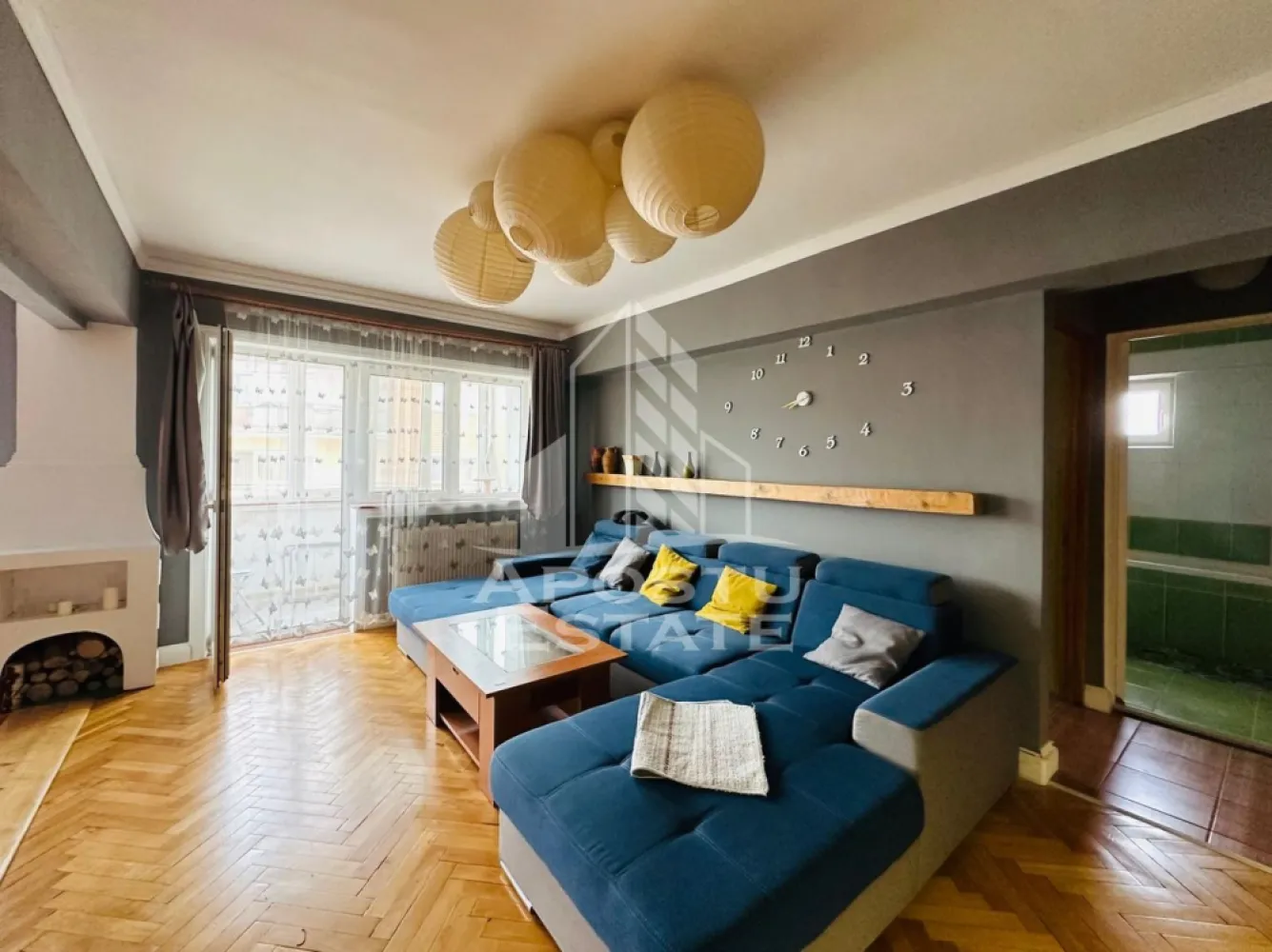 Apartament 2 camere zona Micalaca - APOSTU ESTATE va propune spre inchiriere apartament cu 2 camere de inchiriat in zona Micalaca , situat la etajul 3 din 4, intr-un bloc linistit si bine intretinut.

Locuinta este complet utilata si dispune de: aer conditionat, aragaz, hota, frigider, masina de spalat rufe, TV si balcon inchis, oferind tot confortul necesar pentru o locuire placuta.

Apartamentul este ideal pentru un cuplu, studenti sau o familie care isi doreste un camin confortabil intr-o zona accesibila, cu multiple facilitati in apropiere.

Conditii de inchiriere:

Perioada minima de inchiriere: 1 an
Nu se accepta fumatori
Nu se accepta animale de companie

Pentru mai multe detalii sau pentru programarea unei vizionari, echipa Apostu Estate va sta cu profesionalism si promptitudine la dispozitie dumneavoastra.
CP3137655