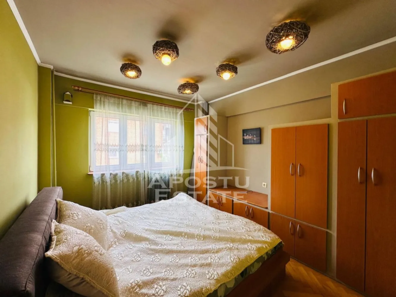 Apartament 2 camere zona Micalaca - APOSTU ESTATE va propune spre inchiriere apartament cu 2 camere de inchiriat in zona Micalaca , situat la etajul 3 din 4, intr-un bloc linistit si bine intretinut.

Locuinta este complet utilata si dispune de: aer conditionat, aragaz, hota, frigider, masina de spalat rufe, TV si balcon inchis, oferind tot confortul necesar pentru o locuire placuta.

Apartamentul este ideal pentru un cuplu, studenti sau o familie care isi doreste un camin confortabil intr-o zona accesibila, cu multiple facilitati in apropiere.

Conditii de inchiriere:

Perioada minima de inchiriere: 1 an
Nu se accepta fumatori
Nu se accepta animale de companie

Pentru mai multe detalii sau pentru programarea unei vizionari, echipa Apostu Estate va sta cu profesionalism si promptitudine la dispozitie dumneavoastra.
CP3137655