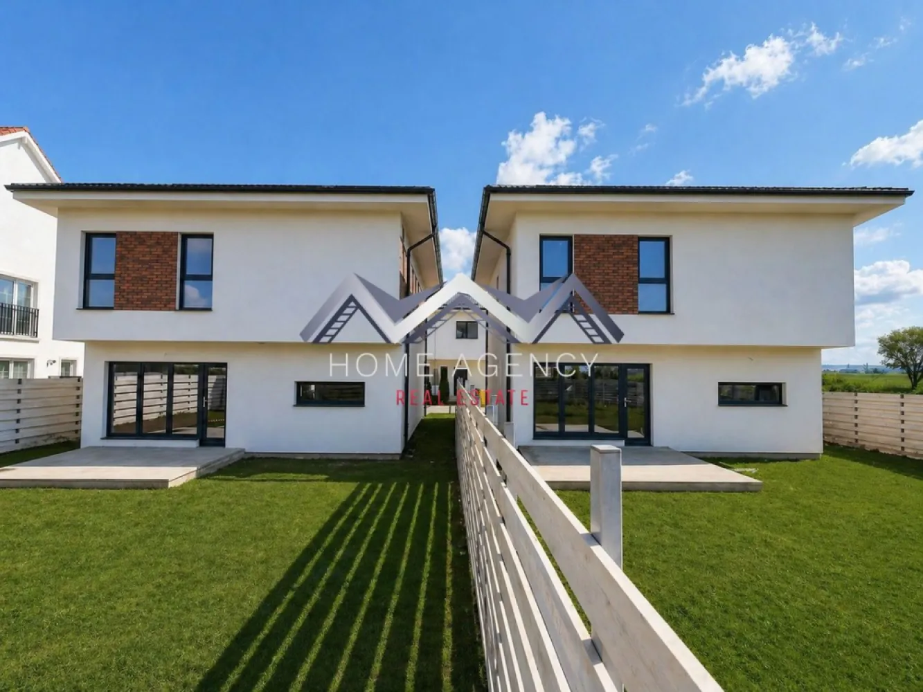 Casă single P+1+Pod în Otopeni - Vă propunem, spre vânzare, o locuință modernă, situată într-una dintre cele mai căutate zone din Otopeni. Proprietatea combină arhitectura contemporană cu o compartimentare eficientă, concepută pentru familii care apreciază calitatea, confortul și intimitatea.

Zona de zi include un living generos și luminos, cu spațiu ideal pentru socializare. Bucătăria open-space, cu posibilitate de închidere, beneficiază de acces direct spre terasă și grădină. Tot la parter se află o cameră versatilă, ce poate fi amenajată pentru un birou sau dormitor de oaspeți, precum și un grup sanitar.

Etajul este destinat odihnei. Dormitorul matrimonial, cu baie proprie și dressing, este însoțit de două dormitoare spațioase, deservite de o baie secundară modernă. De la acest nivel se face accesul spre pod, amenajat pentru depozitare, oferind soluții practice pentru organizarea locuinței.

Dotări și facilități:
- Finisaje premium
- Centrală proprie, încălzire prin pardoseală
- Racordare completă la utilitățile publice: apă, canalizare, gaz și electricitate
- Acces rapid spre școli, grădinițe, centre comerciale, magazine, restaurante, precum și conexiuni rapide spre București și Aeroportul Internațional Henri Coandă.

Această proprietate oferă un echilibru ideal între liniștea unei zone rezidențiale și accesul facil la principalele zone de interes urban.

Pentru mai multe detalii sau pentru programarea unei vizionări, vă rugăm să ne contactați la numărul de telefon din anunț.