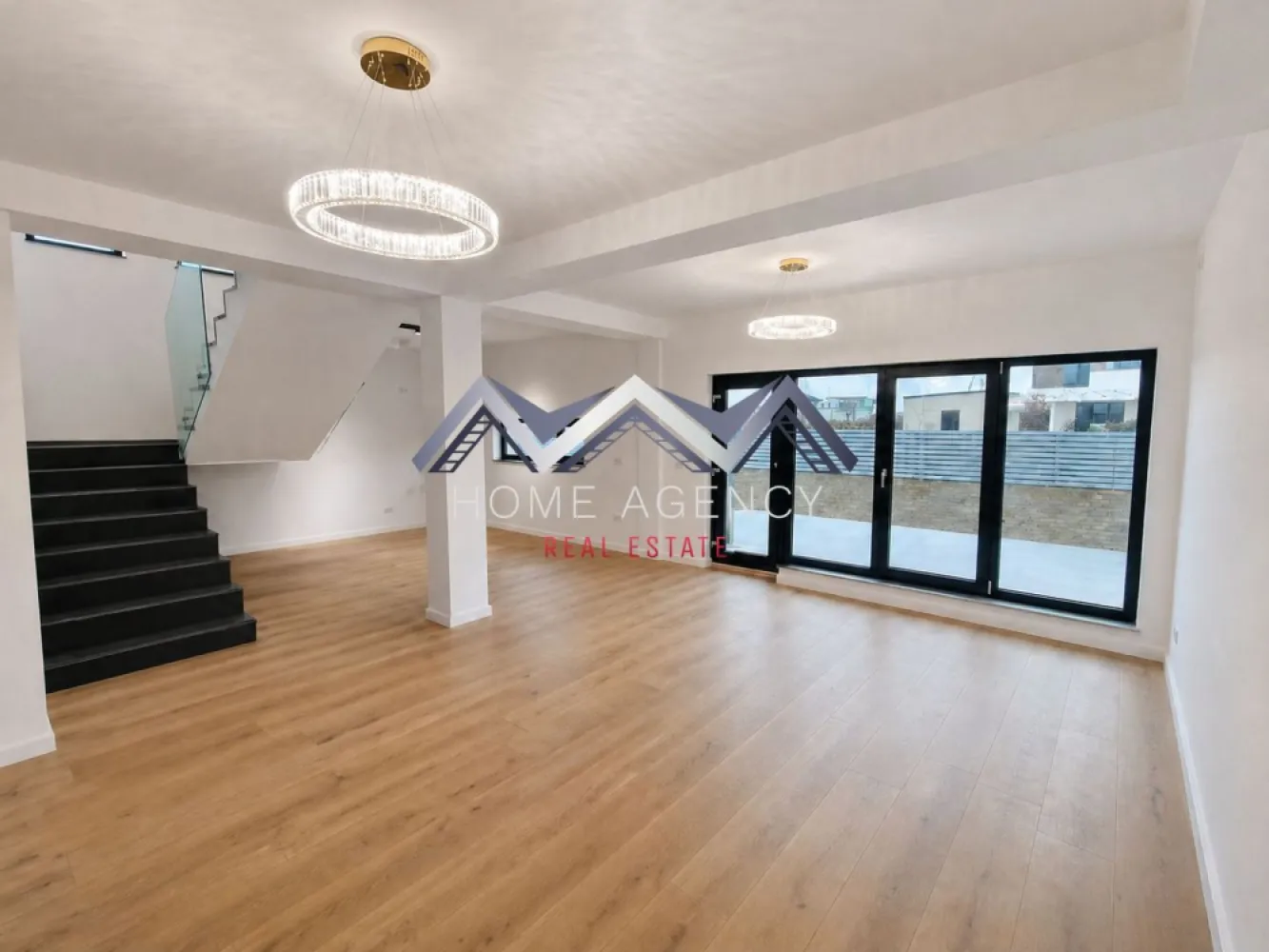Casă single P+1+Pod în Otopeni - Vă propunem, spre vânzare, o locuință modernă, situată într-una dintre cele mai căutate zone din Otopeni. Proprietatea combină arhitectura contemporană cu o compartimentare eficientă, concepută pentru familii care apreciază calitatea, confortul și intimitatea.

Zona de zi include un living generos și luminos, cu spațiu ideal pentru socializare. Bucătăria open-space, cu posibilitate de închidere, beneficiază de acces direct spre terasă și grădină. Tot la parter se află o cameră versatilă, ce poate fi amenajată pentru un birou sau dormitor de oaspeți, precum și un grup sanitar.

Etajul este destinat odihnei. Dormitorul matrimonial, cu baie proprie și dressing, este însoțit de două dormitoare spațioase, deservite de o baie secundară modernă. De la acest nivel se face accesul spre pod, amenajat pentru depozitare, oferind soluții practice pentru organizarea locuinței.

Dotări și facilități:
- Finisaje premium
- Centrală proprie, încălzire prin pardoseală
- Racordare completă la utilitățile publice: apă, canalizare, gaz și electricitate
- Acces rapid spre școli, grădinițe, centre comerciale, magazine, restaurante, precum și conexiuni rapide spre București și Aeroportul Internațional Henri Coandă.

Această proprietate oferă un echilibru ideal între liniștea unei zone rezidențiale și accesul facil la principalele zone de interes urban.

Pentru mai multe detalii sau pentru programarea unei vizionări, vă rugăm să ne contactați la numărul de telefon din anunț.