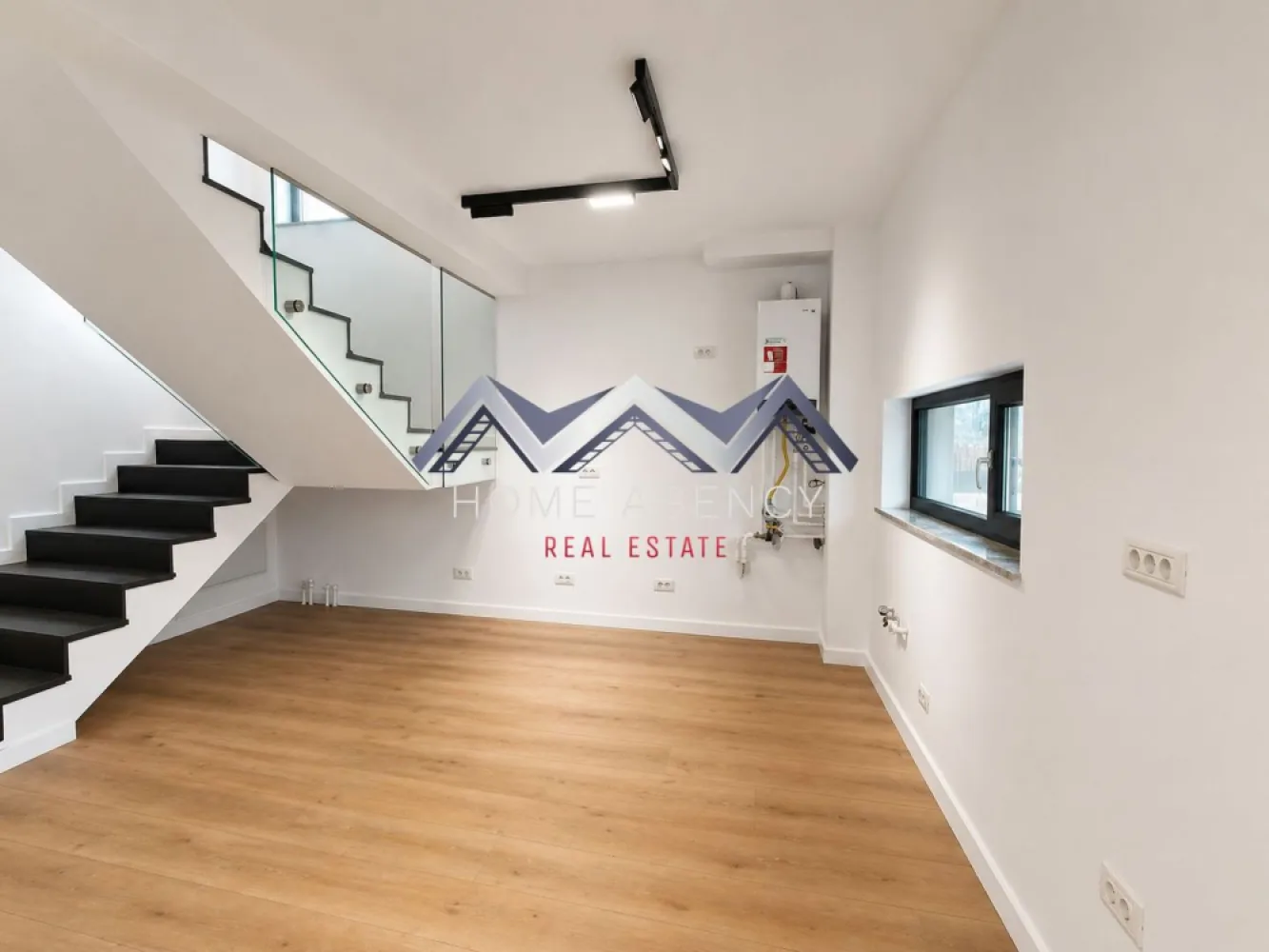 Casă single P+1+Pod în Otopeni - Vă propunem, spre vânzare, o locuință modernă, situată într-una dintre cele mai căutate zone din Otopeni. Proprietatea combină arhitectura contemporană cu o compartimentare eficientă, concepută pentru familii care apreciază calitatea, confortul și intimitatea.

Zona de zi include un living generos și luminos, cu spațiu ideal pentru socializare. Bucătăria open-space, cu posibilitate de închidere, beneficiază de acces direct spre terasă și grădină. Tot la parter se află o cameră versatilă, ce poate fi amenajată pentru un birou sau dormitor de oaspeți, precum și un grup sanitar.

Etajul este destinat odihnei. Dormitorul matrimonial, cu baie proprie și dressing, este însoțit de două dormitoare spațioase, deservite de o baie secundară modernă. De la acest nivel se face accesul spre pod, amenajat pentru depozitare, oferind soluții practice pentru organizarea locuinței.

Dotări și facilități:
- Finisaje premium
- Centrală proprie, încălzire prin pardoseală
- Racordare completă la utilitățile publice: apă, canalizare, gaz și electricitate
- Acces rapid spre școli, grădinițe, centre comerciale, magazine, restaurante, precum și conexiuni rapide spre București și Aeroportul Internațional Henri Coandă.

Această proprietate oferă un echilibru ideal între liniștea unei zone rezidențiale și accesul facil la principalele zone de interes urban.

Pentru mai multe detalii sau pentru programarea unei vizionări, vă rugăm să ne contactați la numărul de telefon din anunț.