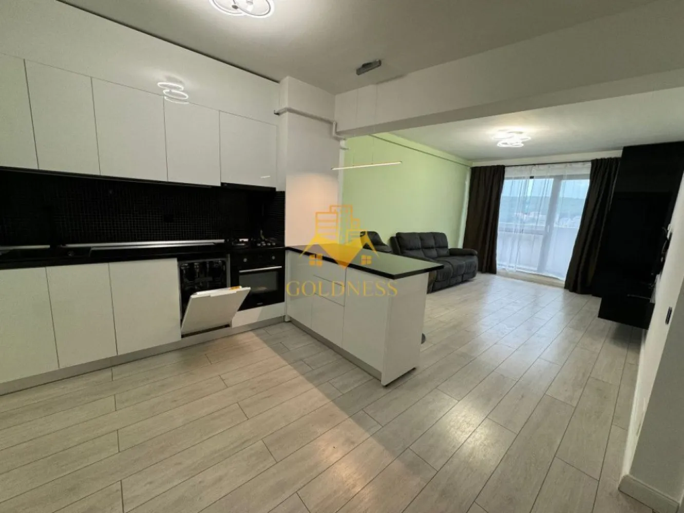 2 camere, modern, parcare, Zorilor zona Frunzisului, LIDL,Golden Tulip - GOLDNESS Imobiliare vă propune spre închiriere un apartament cu 2 camere complet mobilat și utilat, la etajul 4 într-un imobil de 15 etaje, în Cartierul Zorilor.
Apartamentul este compartimentat astfel:
 - dormitor cu pat matrimonial, dressing, noptiere
 - living cu bucatarie open-space complet utilată, canapea extensibilă, loc de servit masa 
 - baie cu cabina de dus, calorifer port prosop și dulap pentru depozitare.
 - terasa de 10 mp.
Dispune de loc de parcare subterana cu 50euro!

Imobilul este dotat cu toate cele necesare- centrală proprie, mașină de spălat haine, frigider,aragaz,hotă, etc. 
Se află în apropierea stațiilor de transport în comun, magazine, restaurante, spații verzi, farmacii, etc. 

Dacă sunteți interesați de acest apartament și doriți să îl vizionați, dar și pentru alte oferte nu ezitați să ne contactați telefonic sau prin e-mail. Vă stăm la dispoziție!
Pentru intermediere se percepe un comision de 50% din prețul chiriei!
