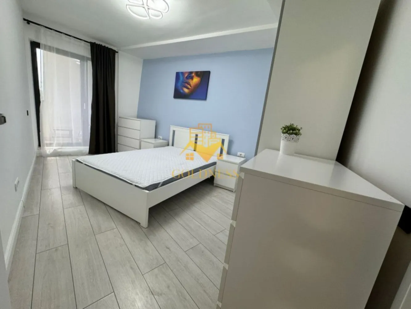 2 camere, modern, parcare, Zorilor zona Frunzisului, LIDL,Golden Tulip - GOLDNESS Imobiliare vă propune spre închiriere un apartament cu 2 camere complet mobilat și utilat, la etajul 4 într-un imobil de 15 etaje, în Cartierul Zorilor.
Apartamentul este compartimentat astfel:
 - dormitor cu pat matrimonial, dressing, noptiere
 - living cu bucatarie open-space complet utilată, canapea extensibilă, loc de servit masa 
 - baie cu cabina de dus, calorifer port prosop și dulap pentru depozitare.
 - terasa de 10 mp.
Dispune de loc de parcare subterana cu 50euro!

Imobilul este dotat cu toate cele necesare- centrală proprie, mașină de spălat haine, frigider,aragaz,hotă, etc. 
Se află în apropierea stațiilor de transport în comun, magazine, restaurante, spații verzi, farmacii, etc. 

Dacă sunteți interesați de acest apartament și doriți să îl vizionați, dar și pentru alte oferte nu ezitați să ne contactați telefonic sau prin e-mail. Vă stăm la dispoziție!
Pentru intermediere se percepe un comision de 50% din prețul chiriei!