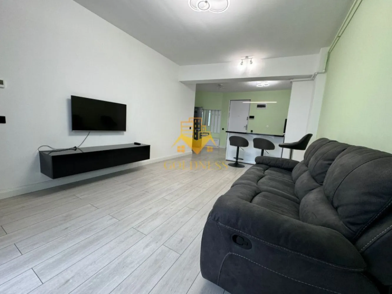 2 camere, modern, parcare, Zorilor zona Frunzisului, LIDL,Golden Tulip - GOLDNESS Imobiliare vă propune spre închiriere un apartament cu 2 camere complet mobilat și utilat, la etajul 4 într-un imobil de 15 etaje, în Cartierul Zorilor.
Apartamentul este compartimentat astfel:
 - dormitor cu pat matrimonial, dressing, noptiere
 - living cu bucatarie open-space complet utilată, canapea extensibilă, loc de servit masa 
 - baie cu cabina de dus, calorifer port prosop și dulap pentru depozitare.
 - terasa de 10 mp.
Dispune de loc de parcare subterana cu 50euro!

Imobilul este dotat cu toate cele necesare- centrală proprie, mașină de spălat haine, frigider,aragaz,hotă, etc. 
Se află în apropierea stațiilor de transport în comun, magazine, restaurante, spații verzi, farmacii, etc. 

Dacă sunteți interesați de acest apartament și doriți să îl vizionați, dar și pentru alte oferte nu ezitați să ne contactați telefonic sau prin e-mail. Vă stăm la dispoziție!
Pentru intermediere se percepe un comision de 50% din prețul chiriei!