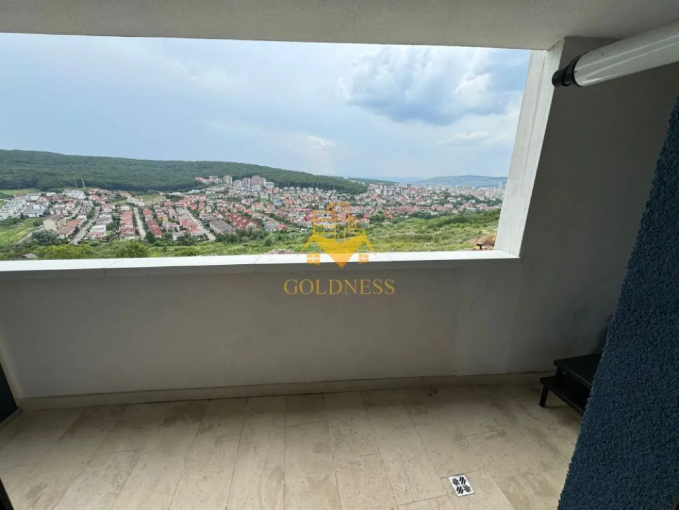 2 camere, modern, parcare, Zorilor zona Frunzisului, LIDL,Golden Tulip - GOLDNESS Imobiliare vă propune spre închiriere un apartament cu 2 camere complet mobilat și utilat, la etajul 4 într-un imobil de 15 etaje, în Cartierul Zorilor.
Apartamentul este compartimentat astfel:
 - dormitor cu pat matrimonial, dressing, noptiere
 - living cu bucatarie open-space complet utilată, canapea extensibilă, loc de servit masa 
 - baie cu cabina de dus, calorifer port prosop și dulap pentru depozitare.
 - terasa de 10 mp.
Dispune de loc de parcare subterana cu 50euro!

Imobilul este dotat cu toate cele necesare- centrală proprie, mașină de spălat haine, frigider,aragaz,hotă, etc. 
Se află în apropierea stațiilor de transport în comun, magazine, restaurante, spații verzi, farmacii, etc. 

Dacă sunteți interesați de acest apartament și doriți să îl vizionați, dar și pentru alte oferte nu ezitați să ne contactați telefonic sau prin e-mail. Vă stăm la dispoziție!
Pentru intermediere se percepe un comision de 50% din prețul chiriei!