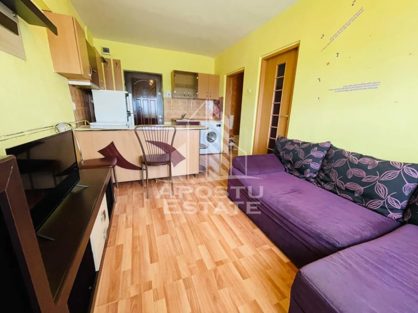 Apartament OCAZIE 2 camere/ INTIM( langa SPITALUL JUDETEAN) - Apostu Estate va propune spre închiriere apartament cu 2 camere, situat într-o zonă strategică și foarte căutată: cartierul Intim, chiar lângă Spitalul Județean.
Este locuința ideală pentru cei care își doresc să aibă totul la îndemână. Apartamentul este situat într-o zonă foarte liniștită, dar cu acces rapid către punctele de interes ale orașului.Avantajele locației:Imediat lângă Spitalul Județean (perfect pentru cadre medicale sau rezidenți).
Acces facil: Stații de transport în comun, taxi;
Facilități în proximitate: Supermarketuri, farmacii, bănci și unități de învățământ; Zonă verde și foarte bine cotată.
Detalii preț: 190 Euro / lună + garanție 250Euro

CP3080548