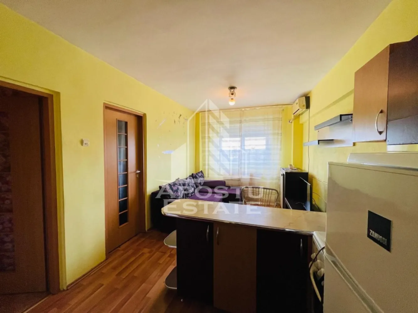 Apartament OCAZIE 2 camere/ INTIM( langa SPITALUL JUDETEAN) - Apostu Estate va propune spre închiriere apartament cu 2 camere, situat într-o zonă strategică și foarte căutată: cartierul Intim, chiar lângă Spitalul Județean.
Este locuința ideală pentru cei care își doresc să aibă totul la îndemână. Apartamentul este situat într-o zonă foarte liniștită, dar cu acces rapid către punctele de interes ale orașului.Avantajele locației:Imediat lângă Spitalul Județean (perfect pentru cadre medicale sau rezidenți).
Acces facil: Stații de transport în comun, taxi;
Facilități în proximitate: Supermarketuri, farmacii, bănci și unități de învățământ; Zonă verde și foarte bine cotată.
Detalii preț: 190 Euro / lună + garanție 250Euro

CP3080548