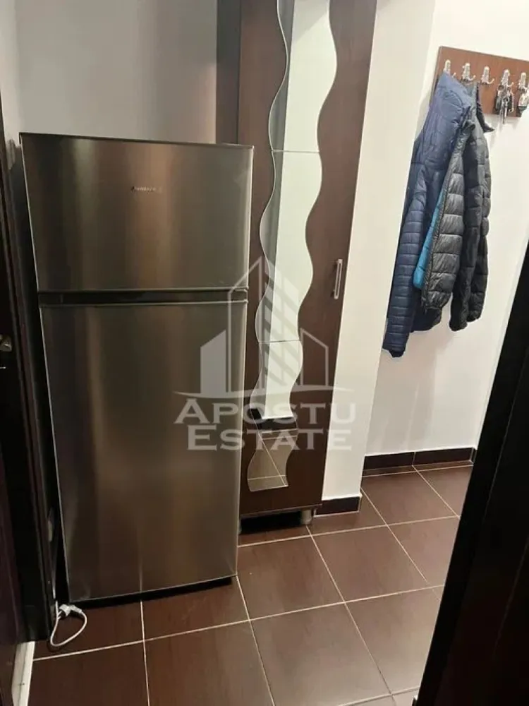 Apartament cu 1 camera, Timisoara, zona Complexul Studentesc - Agentia imobiliara APOSTU ESTATE va propune spre inchiriere un apartament cu 1 camera, spatios si luminos, situat in localitatea Timisoara, judetul Timis, zona Complexul Studentesc, potrivit pentru cupluri sau studenti care isi doresc o locuinta unde sa se simta confortabil si cu acces facil catre scoli, statii de autobuz, supermarketuri , magazine de zona, parcuri.

Suprafata utila: 34 mp.
Compartimentare eficienta:
-Hol de acces generos.
-Bucatarie mobilata si utilata.
-Camera principala cu canapea extensibila si TV. ( TV ul din poze a fost inlocuit cu altul ma
-Baie spatioasa cu cabina de dus.

Confort si facilitati:
-Incalzirea apartamentului: Colterm, incalzirea fiind realizata prin calorifere.
-Apartamentul este complet mobilat si utilat.
-Nu se accepta animale de companie de catre proprietar.

Localizare:
-Timis, Timisoara, Complexul Studentesc – acces facil spre Baza sportiva nr 2, supermarketul Lidl, UVT, club Heaven si mijloace de transport in comun.

Ideal pentru:
-Cupluri
-Studenti

Disponibilitate: 28 februarie.
Pret chirie lunara: 300 euro.
Programeaza o vizionare pentru a-ti putea imagina viitorul aici!
ID intern :CP2932978