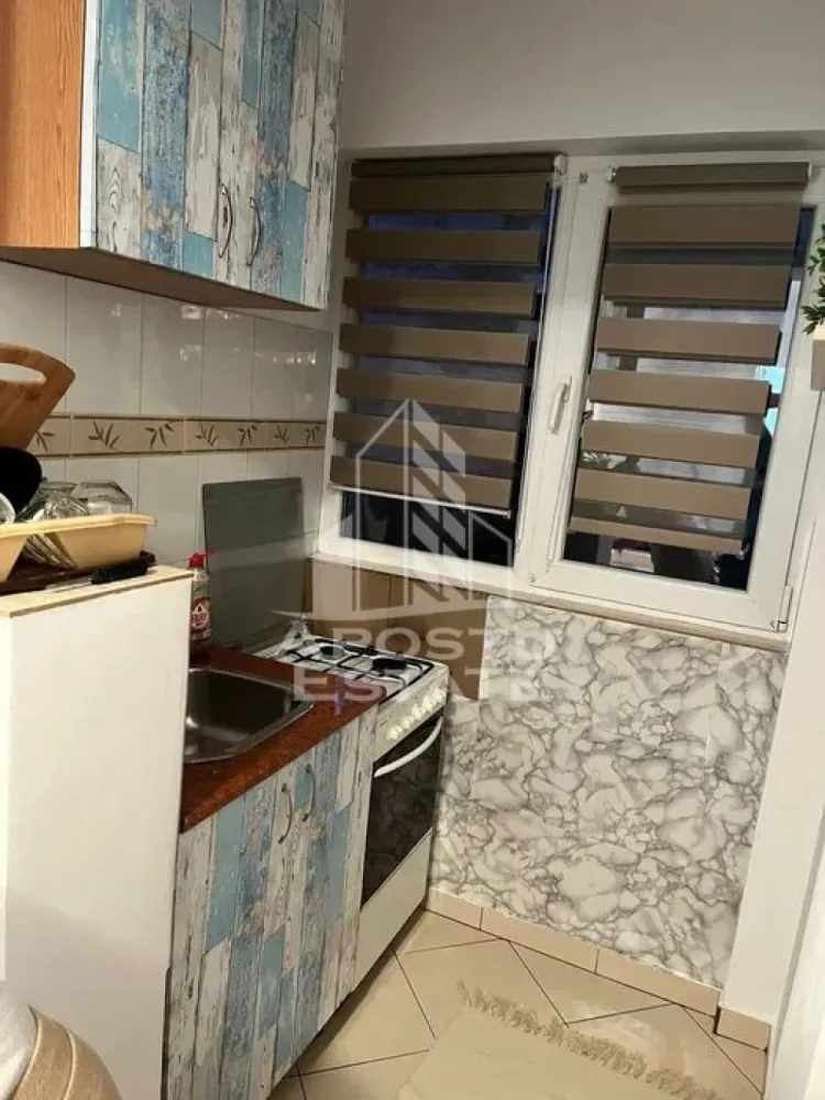 Apartament cu 1 camera, Timisoara, zona Complexul Studentesc - Agentia imobiliara APOSTU ESTATE va propune spre inchiriere un apartament cu 1 camera, spatios si luminos, situat in localitatea Timisoara, judetul Timis, zona Complexul Studentesc, potrivit pentru cupluri sau studenti care isi doresc o locuinta unde sa se simta confortabil si cu acces facil catre scoli, statii de autobuz, supermarketuri , magazine de zona, parcuri.

Suprafata utila: 34 mp.
Compartimentare eficienta:
-Hol de acces generos.
-Bucatarie mobilata si utilata.
-Camera principala cu canapea extensibila si TV. ( TV ul din poze a fost inlocuit cu altul ma
-Baie spatioasa cu cabina de dus.

Confort si facilitati:
-Incalzirea apartamentului: Colterm, incalzirea fiind realizata prin calorifere.
-Apartamentul este complet mobilat si utilat.
-Nu se accepta animale de companie de catre proprietar.

Localizare:
-Timis, Timisoara, Complexul Studentesc – acces facil spre Baza sportiva nr 2, supermarketul Lidl, UVT, club Heaven si mijloace de transport in comun.

Ideal pentru:
-Cupluri
-Studenti

Disponibilitate: 28 februarie.
Pret chirie lunara: 300 euro.
Programeaza o vizionare pentru a-ti putea imagina viitorul aici!
ID intern :CP2932978