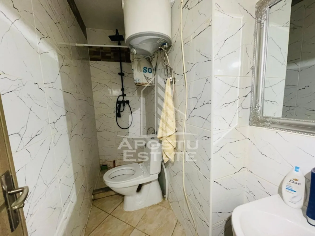 Aparatament 1 camera la casa/ central/ 42mp - Apostu Estate va propune spre inchiriere un apartament cu o cameră, situat la casă, într-o zonă ultracentrală excelentă (M. Eminescu), la doar 100 de metri de Teatru.

IMPORTANT!!! Se accepta cu animale de companie si fumatori!!!

Avantaje principale: Nu ai nevoie de mașină, toate punctele de interes fiind la câteva minute de mers pe jos.
Spațiu exterior: Proprietatea dispune de o curte comună.
Starea imobilului: Locuința mai necesită mici renovări. Proprietarii sunt complet deschiși și dispuși să investească financiar în amenajare pentru a asigura tot confortul viitorului chiriaș.
Dispune si de o camera la subsol cu aceasi suprafata pentru depozitare.
Pentru detalii suplimentare, preț și vizionări, vă rog să mă contactați în privat sau la numărul de telefon.
CP3137875