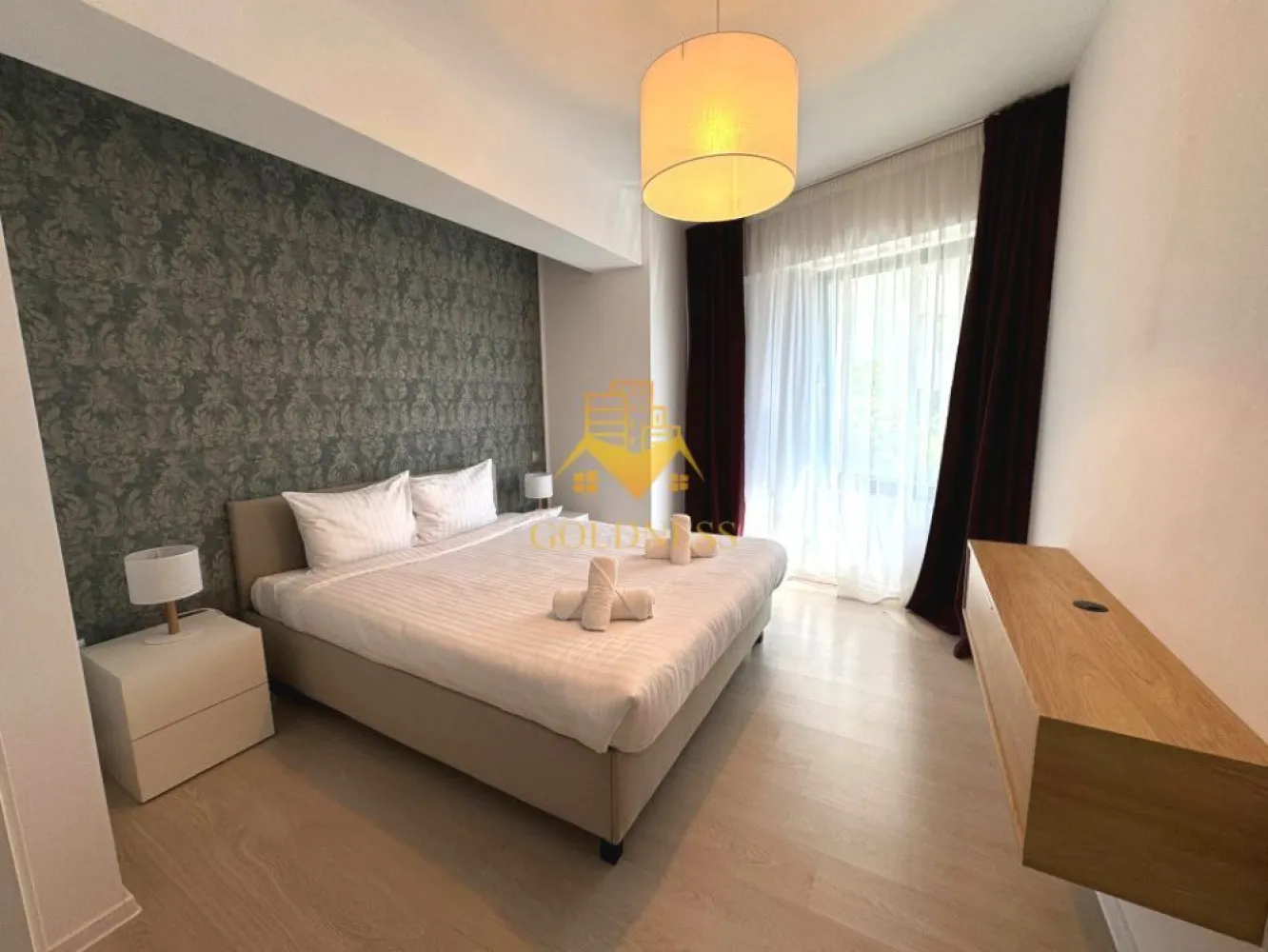 2 camere,parcare, bloc nou, terasa,Manastur, West City, Calea Floresti - GOLDNESS Imobiliare vă propune spre închiriere un apartament cu o camera complet mobilat și utilat, la etajul 2 într-un imobil de 28 etaje, în cartierul Manastur. Apartamentul este compartimentat astfel:
 - living cu bucatarie open-space complet utilată, canapea extensibla, loc de servit masa, pat matrimonial
 - baie cu cabina de dus calorifer port prosop inox și dulap pentru depozitare.
 - terasa de 7 mp.
 
Imobilul este dotat cu toate cele necesare- centrală proprie, mașină de spălat haine, frigider, plită electrică, hotă, etc. 
Se află în apropierea stațiilor de transport în comun, magazine, restaurante, spații verzi, farmacii, etc. 
Dispune de parcare subterana !

Dacă sunteți interesați de acest apartament și doriți să îl vizionați, dar și pentru alte oferte sau detalii nu ezitați să ne contactați telefonic sau prin e-mail - goldnessimobiliare@gmail.com. Vă stăm la dispoziție!
Pentru intermediere se percepe un comision de 50% din prețul chiriei!