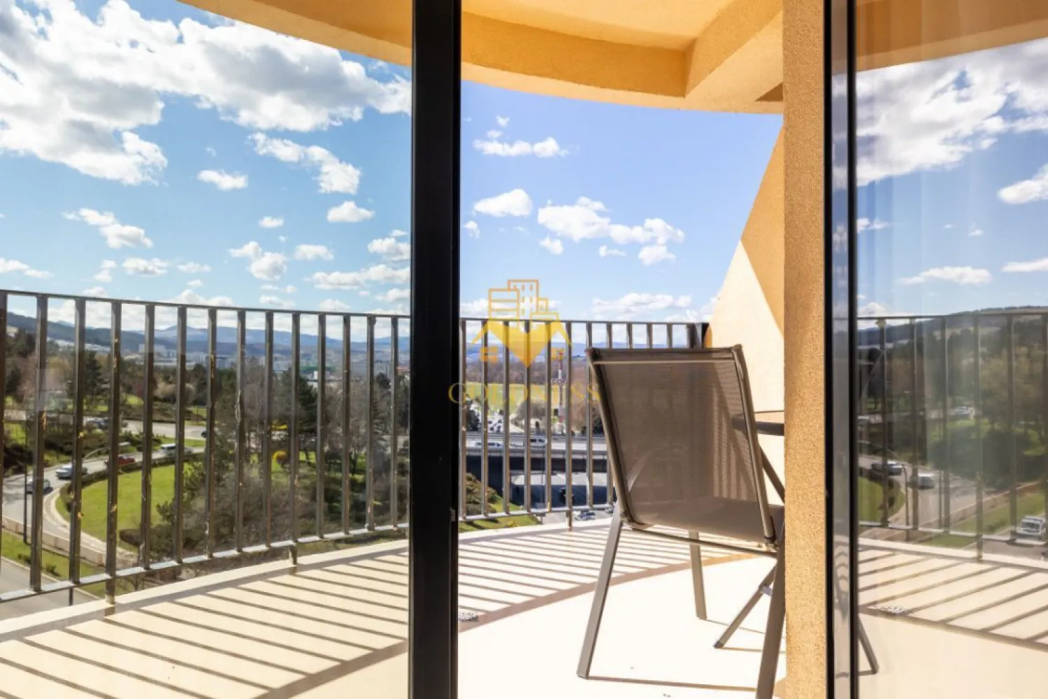 2 camere,parcare, bloc nou, terasa,Manastur, West City, Calea Floresti - GOLDNESS Imobiliare vă propune spre închiriere un apartament cu o camera complet mobilat și utilat, la etajul 2 într-un imobil de 28 etaje, în cartierul Manastur. Apartamentul este compartimentat astfel:
 - living cu bucatarie open-space complet utilată, canapea extensibla, loc de servit masa, pat matrimonial
 - baie cu cabina de dus calorifer port prosop inox și dulap pentru depozitare.
 - terasa de 7 mp.
 
Imobilul este dotat cu toate cele necesare- centrală proprie, mașină de spălat haine, frigider, plită electrică, hotă, etc. 
Se află în apropierea stațiilor de transport în comun, magazine, restaurante, spații verzi, farmacii, etc. 
Dispune de parcare subterana !

Dacă sunteți interesați de acest apartament și doriți să îl vizionați, dar și pentru alte oferte sau detalii nu ezitați să ne contactați telefonic sau prin e-mail - goldnessimobiliare@gmail.com. Vă stăm la dispoziție!
Pentru intermediere se percepe un comision de 50% din prețul chiriei!