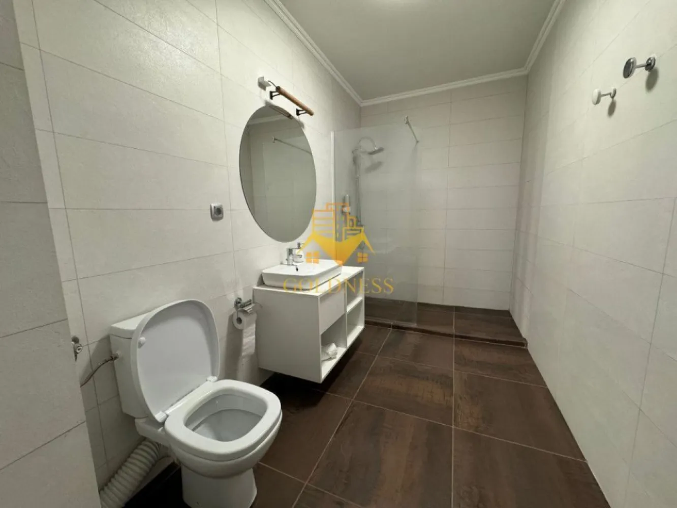 2 camere,parcare, bloc nou, terasa,Manastur, West City, Calea Floresti - GOLDNESS Imobiliare vă propune spre închiriere un apartament cu o camera complet mobilat și utilat, la etajul 2 într-un imobil de 28 etaje, în cartierul Manastur. Apartamentul este compartimentat astfel:
 - living cu bucatarie open-space complet utilată, canapea extensibla, loc de servit masa, pat matrimonial
 - baie cu cabina de dus calorifer port prosop inox și dulap pentru depozitare.
 - terasa de 7 mp.
 
Imobilul este dotat cu toate cele necesare- centrală proprie, mașină de spălat haine, frigider, plită electrică, hotă, etc. 
Se află în apropierea stațiilor de transport în comun, magazine, restaurante, spații verzi, farmacii, etc. 
Dispune de parcare subterana !

Dacă sunteți interesați de acest apartament și doriți să îl vizionați, dar și pentru alte oferte sau detalii nu ezitați să ne contactați telefonic sau prin e-mail - goldnessimobiliare@gmail.com. Vă stăm la dispoziție!
Pentru intermediere se percepe un comision de 50% din prețul chiriei!