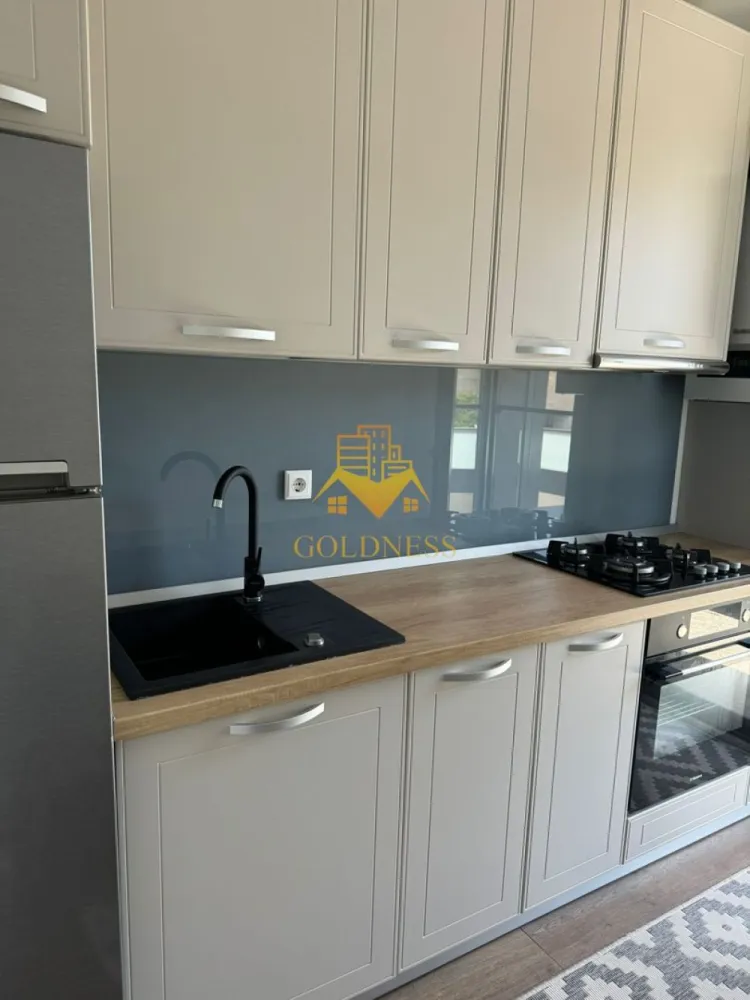 1 camera studio, Marasti, Park Lake, Iulius Mall, FSEGA, Teodor Mihali - GOLDNESS Imobiliare vă propune spre închiriere un apartament cu 1 camera tip studio, complet mobilat și utilat, la etajul 3 într-un imobil de 10 etaje, în Cartierul Marasti.

Se află în apropierea stațiilor de transport în comun, magazine, restaurante, spații verzi, farmacii, etc. 

Apartamentul este compartimentat astfel:
 - dormitor cu pat matrimonial, dressing, noptiere
 - bucătărie complet utilată și mobilată, loc de servit masa 
 - baie cu dus walkin, calorifer port prosop și dulap pentru depozitare.
 - balcon 4mp.

Imobilul este dotat cu toate cele necesare- centrală proprie, frigider, aragaz, hotă, mașină de spălat haine, etc. 

Dacă sunteți interesați de acest apartament și doriți să îl vizionați, dar și pentru alte oferte nu ezitați să ne contactați telefonic sau prin e-mail. Vă stăm la dispoziție!
Pentru intermediere se percepe un comision de 50% din prețul chiriei!