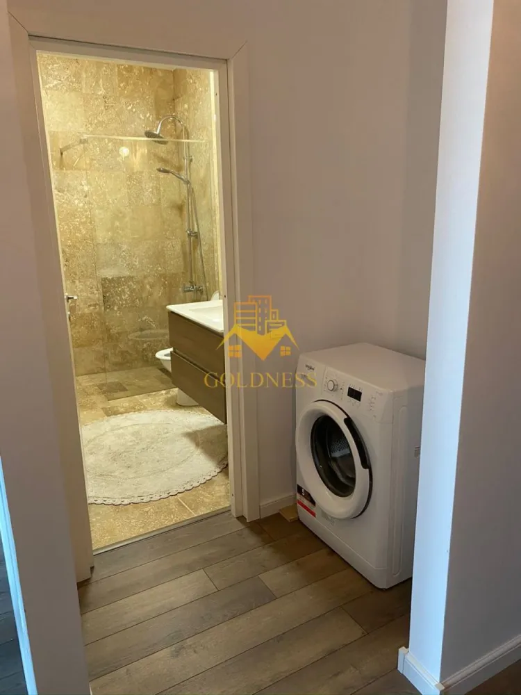 1 camera studio, Marasti, Park Lake, Iulius Mall, FSEGA, Teodor Mihali - GOLDNESS Imobiliare vă propune spre închiriere un apartament cu 1 camera tip studio, complet mobilat și utilat, la etajul 3 într-un imobil de 10 etaje, în Cartierul Marasti.

Se află în apropierea stațiilor de transport în comun, magazine, restaurante, spații verzi, farmacii, etc. 

Apartamentul este compartimentat astfel:
 - dormitor cu pat matrimonial, dressing, noptiere
 - bucătărie complet utilată și mobilată, loc de servit masa 
 - baie cu dus walkin, calorifer port prosop și dulap pentru depozitare.
 - balcon 4mp.

Imobilul este dotat cu toate cele necesare- centrală proprie, frigider, aragaz, hotă, mașină de spălat haine, etc. 

Dacă sunteți interesați de acest apartament și doriți să îl vizionați, dar și pentru alte oferte nu ezitați să ne contactați telefonic sau prin e-mail. Vă stăm la dispoziție!
Pentru intermediere se percepe un comision de 50% din prețul chiriei!