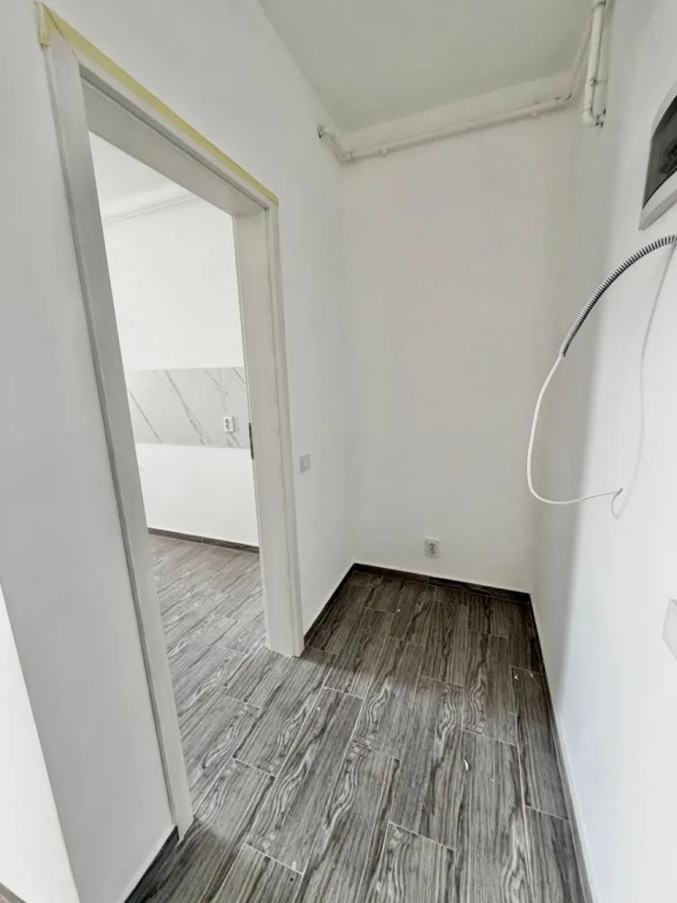 Garsoniera decomandata - Militari Residence - TVA INCLUS !!

Vă prezentăm o garsonieră deosebită, situată în cartierul Militari Residence, într-un bloc modern cu regim de înălțime P+3, poziționat strategic pentru a vă oferi confort și accesibilitate.

Detalii proprietate:

- Tip: Garsonieră
- Etaj: Demisol înalt
- Finalizata - mutare imediata !!
- Locație: Militari Residence

Avantaje:

- Bloc nou, construit cu materiale de calitate, garantând un standard ridicat de confort.
- Poziție excelentă, în imediata apropiere a mijloacelor de transport în comun, pentru o deplasare facilă către orice zonă a orașului.
- Acces rapid la instituții educaționale (școli publice), centre comerciale, supermarketuri și mall-uri.
- Zonă liniștită, ideală pentru locuit sau investiție.

Acum este momentul să achiziționați locuința visurilor dumneavoastră!

Contactați-ne pentru mai multe detalii și programarea unei vizionări.
