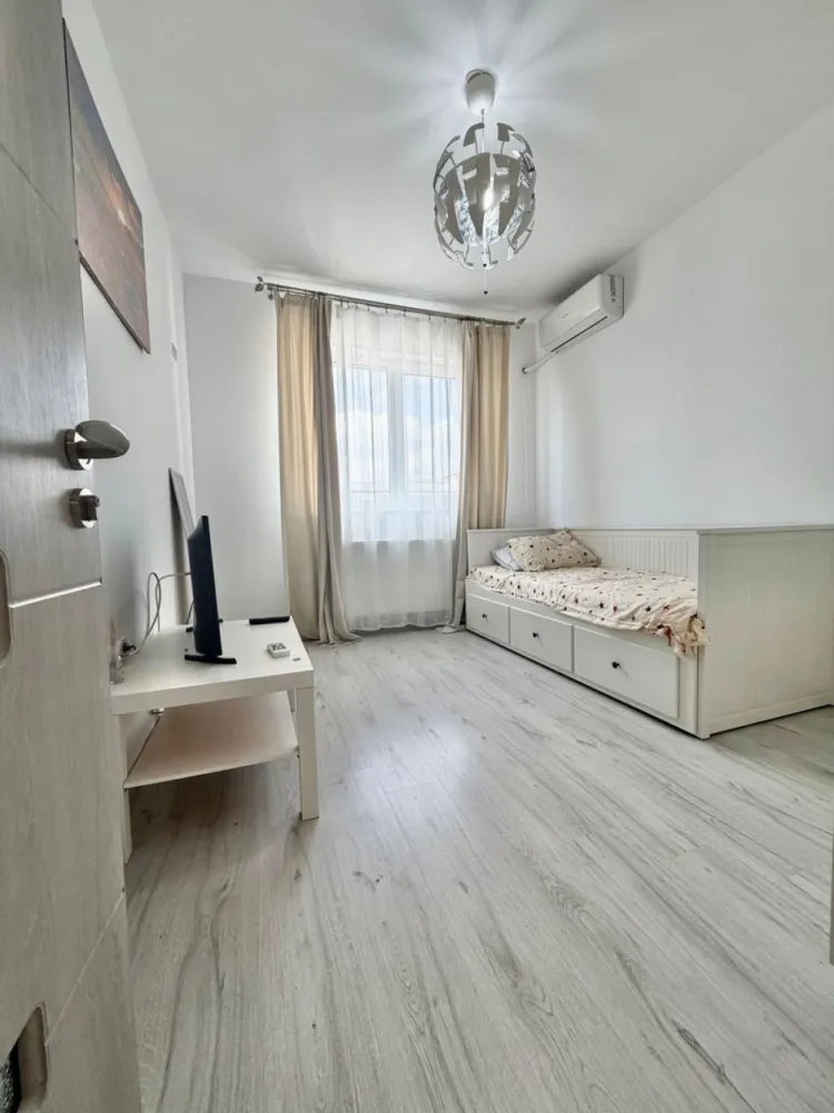 Apartament 2 camere mobilat Militari Residence - **COMISION 0%**

Vă prezentăm un apartament cu 2 camere, situat în cartierul Militari Residence, pe strada Tineretului nr. 35 bis, într-o zonă accesibilă și bine dezvoltată.

Locuința este amplasată la etajul 4 din 7, oferind un echilibru ideal între confort și accesibilitate. Compartimentarea este practică, fiind potrivită atât pentru un cuplu, cât și pentru investiție.

Detalii proprietate:

* Apartament cu 2 camere
* Etaj 4 din 7
* Locație: strada Tineretului nr. 35 bis
* Compartimentare eficientă

Avantaje:

* Amplasare într-o zonă cu acces rapid la magazine, supermarketuri și alte facilități
* Apropiere de mijloacele de transport în comun
* Zonă în continuă dezvoltare, cu potențial bun pentru investiție

Apartamentul reprezintă o alegere practică pentru cei care caută o locuință bine poziționată, într-un cartier cu acces facil la toate punctele de interes.

Pentru mai multe detalii sau programarea unei vizionări, vă stăm la dispoziție.