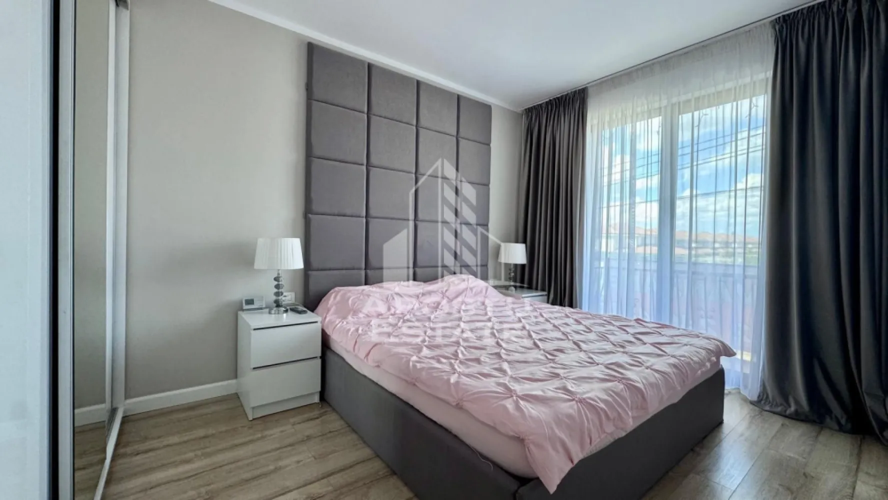 Casa curte proprie , 4 camere , Dumbravita , Timisoara judet Timis - Agentia Imobiliara APOSTU ESTATE va ofera spre vanzare o casa cu 4 camere in Dumbravita , Timisoara , judet Timis.
Compartimentare:
- 3 dormitoare
-1 living
-1 bucatarie
-2 bai
-1 dressing
-terasa si curte proprie
La parter, proprietatea dispune de un living foarte luminos si spatios, amenajat pentru a oferi confort si un ambient placut intregii familii. 
Din living exista acces direct catre terasa si curtea proprie, ideale pentru relaxare si petrecerea timpului in aer liber.
Bucataria este inchisa, separata prin usa, fiind complet mobilata si utilata, oferind suficient spatiu pentru pregatirea si servirea mesei in conditii de confort.
Tot la parter se afla un hol de acces si o baie dotata cu dus si geam, care beneficiaza de lumina naturala si ventilatie eficienta.
La etaj gasim un hol generos din care se face accesul catre toate incaperile. 
Zona de noapte este compusa din trei dormitoare, dintre care un dormitor matrimonial si inca doua dormitoare luminoase, potrivite pentru copii, oaspeti sau birou.
Pe acelasi nivel se afla si un dressing practic, care ofera spatiu suplimentar pentru depozitare, precum si o a doua baie dotata cu dus, deservind confortabil intreaga familie.
Casa se remarca prin compartimentarea bine gandita, spatiile luminoase si accesul direct catre terasa si curtea proprie, fiind o alegere excelenta pentru cei care isi doresc o locuinta confortabila si functionala.
Proprietatea este amplasata intr-o zona rezidentiala apreciata din Dumbravita, cu acces rapid catre Timisoara si principalele puncte de interes din zona.
Puncte de interes in apropiere:
 • Lidl, Kaufland, Auchan, IKEA
 • Galaxy Shopping Dumbravita
 • Statii transport in comun: Ferventia II, Bucuresti, N. Balcescu, Ion Creanga
 • Linii de transport: M45, M14, M49, E1, E2
 • Gradinite si scoli in zona
 • Farmacii, restaurante si cafenele
 • Acces rapid catre Calea Aradului si Timisoara

Va asteptam cu drag la o vizionare

ID INTERN: CP3129763