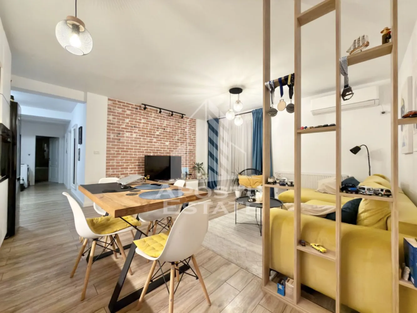 Apartament cu 3 camere si 2 terase complet mobilat la etajul 1in Giroc - APOSTU ESTATE va propune spre vanzare un apartament cu 3 camere situat in Giroc - Calea Urseni.
Drumul de acces spre imobil este asfaltat. In apropiere sunt magazine si supermarket-uri precum: Profi, Lidl, Penny, magazin alimentar, scoala si gradinita la o distanta de 5 minute, acces facil la mijloace de transport in comun.

Apartamentul se vinde complet mobilat si utilat precum se observa in imagini. 

Imobilul este situat la etajul 1.
Suprafata este de 70 mp utili + 2 terase.

Compartimentare:
- hol acces.
- living si bucatarie open space.
- 2 dormitoare.
- baie cu cada.
- 2 terase.

Detalii tehnice:
- constructie realizata in anul 2021 din caramida Porotherm de 25 cm.
- exterior izolat cu polistiren de 10 cm eps 80. 
- pereti despartitori complet din caramida (fara rigips) tencuiti mecanizat finisati cu glet si vopsea lavabila.
- mobilier de bucatarie modern de calitate inalta, realizat pe comanda.
- electrocasnice noi, in stare perfecta de functionare: (plita electrica, cuptor, masina de spalat vase, masina de spalat rufe, clima).
- geamuri termopan cu 3 sticle pentru izolare fonica si termica superioara, foarte mari si luminoase.
- aparat pentru aer conditionat in living.
- centrala proprie pe gaz, sistem de incalzire prin calorifere.
- aparataje modulare Gewis.
- usa acces securizata, usi interioare porta doors albe.
- 1 loc de parcare.

Utilitati complete: curent, apa de la retea, canalizare, gaz, internet prin fibra optica, cablu Tv.

Pretul este negociabil.
Pentru mai multe detalii nu ezitati sa ne contactati!

Acceptam orice fel de credit bancar. Oferim consultanta si solutii financiare prin colaboratorii nostri pentru a obtine cel mai avantajos credit Ipotecar sau Noua Casa.

Va asteptam cu drag la o vizionare chiar astazi!
CP2876283