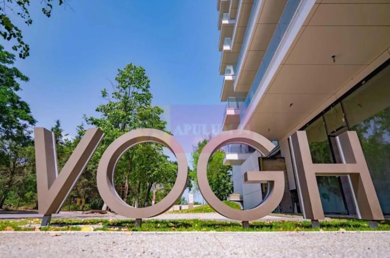 Apartament de Top în Vogh Olimp - Se vinde un apartament de top în VOGH Olimp, clădirea premiată anul trecut la Bienala Națională de Arhitectură. VOGH Olimp se află la mică distanță de Plaja Epico, la distanță de o plimbare plăcută de Plaja 23 August, la 3-4 km de superba zonă împădurită Rezervaţia "Stejarii Brumării", 10-11 minute de Beach Please/Nibiru/ Epava/Plaja de nudism din Costinești, la 30 de minute de Piaţa Ovidiu, la 45 de minute de City Park Mall din Constanța (distanțe parcurse cu mașina evident). Cel mai apropiat aeroport este Aeroportul Internaţional Mihail Kogălniceanu, situat la aproximativ 60-65 km de Complexul rezidențial, este un imobil care prin standardele sale satisface și pe cei mai exigenți. Vogh Olimp se remarcă prin arhitectura sa modernă și designul exclusivist, oferind facilități premium pentru un confort sporit. Cu o suprafață utilă de 12.500 metri pătrați și 12 etaje, clădirea impresionează prin soluțiile de amplificare a confortului cu suprafețe vitrate mari, eficiente energetic, la etajul 11 este construită o piscină de tip Infiniti Pool iar apartamentul se va preda odată cu un loc de parcare subteran. 
 Fațada panoramică și piscina situată la etajul 11, cu vedere neîntreruptă asupra litoralului, sunt elemente arhitecturale distincte care contribuie la eleganța și exclusivitatea proiectului VOGH. Amenajările exterioare oferă un spațiu verde generos perimetral clădirii, amenajat astfel încât să ofere un maxim de confort. Pentru a asigura confortul și durabilitatea, complexul utilizează materiale de înaltă calitate, inclusiv vitraje duble cu sticlă COOL-LITE® și PLANICLEAR®. Ansamblul este amplasat într-o zonă ușor accesibilă pentru turiști, cu un drum scurt de acces către plajă, dar și către o plimbare prin pădurea din apropiere.
Apartamentul propus spre vânzare este situat la etajul 5, are o suprafață utilă de 47mp și o suprafață construită de 58mp, avem un balcon tip terasă de 11mp, spațiul perfect pentru relaxare, deconectare și de ce nu socializare sau chiar distracție la maxim. Cei interesați de dotările acestui apartament trebuie doar să sune și să întrebe sau să scrie pe aplicația whatsapp și vor primi lista completă. Apartamentul se predă la acest preț mobilat și utilat integral, dotările sunt de top. Apartamentul beneficiază de un design modern, este luminos și aerisit, reprezentând locul ideal pentru relaxare totală, departe de aglomerație, agitația și voia bună va fi exclusiv atributul noului proprietar. Este un apartament bun ca investiție pe termen mediu și lung dar perfect ca locuință de zi cu zi. Fiecare detaliu este gândit pentru confort: finisaje de calitate superioară, ferestre largi care inundă spațiul cu lumină naturală și o priveliște care taie respirația indiferent de anotimp, un portal spre fericirea ta, apartamentul unde odată ajuns vei regăsi de fiecare dată ritmul și armonia ce te vor purta spre propriile realizări. Pentru mai multe detalii și programarea de vizionări nu ezitați să mă contactați, Daniel, Apulum94.