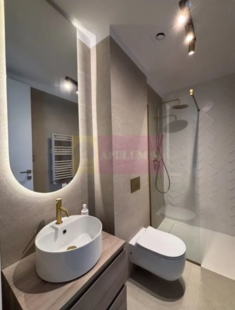 Apartament de Top în Vogh Olimp - Se vinde un apartament de top în VOGH Olimp, clădirea premiată anul trecut la Bienala Națională de Arhitectură. VOGH Olimp se află la mică distanță de Plaja Epico, la distanță de o plimbare plăcută de Plaja 23 August, la 3-4 km de superba zonă împădurită Rezervaţia "Stejarii Brumării", 10-11 minute de Beach Please/Nibiru/ Epava/Plaja de nudism din Costinești, la 30 de minute de Piaţa Ovidiu, la 45 de minute de City Park Mall din Constanța (distanțe parcurse cu mașina evident). Cel mai apropiat aeroport este Aeroportul Internaţional Mihail Kogălniceanu, situat la aproximativ 60-65 km de Complexul rezidențial, este un imobil care prin standardele sale satisface și pe cei mai exigenți. Vogh Olimp se remarcă prin arhitectura sa modernă și designul exclusivist, oferind facilități premium pentru un confort sporit. Cu o suprafață utilă de 12.500 metri pătrați și 12 etaje, clădirea impresionează prin soluțiile de amplificare a confortului cu suprafețe vitrate mari, eficiente energetic, la etajul 11 este construită o piscină de tip Infiniti Pool iar apartamentul se va preda odată cu un loc de parcare subteran. 
 Fațada panoramică și piscina situată la etajul 11, cu vedere neîntreruptă asupra litoralului, sunt elemente arhitecturale distincte care contribuie la eleganța și exclusivitatea proiectului VOGH. Amenajările exterioare oferă un spațiu verde generos perimetral clădirii, amenajat astfel încât să ofere un maxim de confort. Pentru a asigura confortul și durabilitatea, complexul utilizează materiale de înaltă calitate, inclusiv vitraje duble cu sticlă COOL-LITE® și PLANICLEAR®. Ansamblul este amplasat într-o zonă ușor accesibilă pentru turiști, cu un drum scurt de acces către plajă, dar și către o plimbare prin pădurea din apropiere.
Apartamentul propus spre vânzare este situat la etajul 5, are o suprafață utilă de 47mp și o suprafață construită de 58mp, avem un balcon tip terasă de 11mp, spațiul perfect pentru relaxare, deconectare și de ce nu socializare sau chiar distracție la maxim. Cei interesați de dotările acestui apartament trebuie doar să sune și să întrebe sau să scrie pe aplicația whatsapp și vor primi lista completă. Apartamentul se predă la acest preț mobilat și utilat integral, dotările sunt de top. Apartamentul beneficiază de un design modern, este luminos și aerisit, reprezentând locul ideal pentru relaxare totală, departe de aglomerație, agitația și voia bună va fi exclusiv atributul noului proprietar. Este un apartament bun ca investiție pe termen mediu și lung dar perfect ca locuință de zi cu zi. Fiecare detaliu este gândit pentru confort: finisaje de calitate superioară, ferestre largi care inundă spațiul cu lumină naturală și o priveliște care taie respirația indiferent de anotimp, un portal spre fericirea ta, apartamentul unde odată ajuns vei regăsi de fiecare dată ritmul și armonia ce te vor purta spre propriile realizări. Pentru mai multe detalii și programarea de vizionări nu ezitați să mă contactați, Daniel, Apulum94.