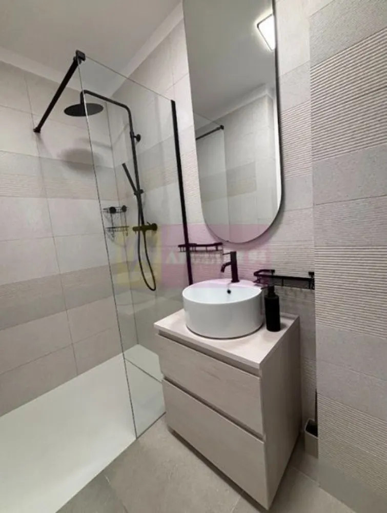 Apartament de Top în Vogh Olimp - Se vinde un apartament de top în VOGH Olimp, clădirea premiată anul trecut la Bienala Națională de Arhitectură. VOGH Olimp se află la mică distanță de Plaja Epico, la distanță de o plimbare plăcută de Plaja 23 August, la 3-4 km de superba zonă împădurită Rezervaţia "Stejarii Brumării", 10-11 minute de Beach Please/Nibiru/ Epava/Plaja de nudism din Costinești, la 30 de minute de Piaţa Ovidiu, la 45 de minute de City Park Mall din Constanța (distanțe parcurse cu mașina evident). Cel mai apropiat aeroport este Aeroportul Internaţional Mihail Kogălniceanu, situat la aproximativ 60-65 km de Complexul rezidențial, este un imobil care prin standardele sale satisface și pe cei mai exigenți. Vogh Olimp se remarcă prin arhitectura sa modernă și designul exclusivist, oferind facilități premium pentru un confort sporit. Cu o suprafață utilă de 12.500 metri pătrați și 12 etaje, clădirea impresionează prin soluțiile de amplificare a confortului cu suprafețe vitrate mari, eficiente energetic, la etajul 11 este construită o piscină de tip Infiniti Pool iar apartamentul se va preda odată cu un loc de parcare subteran. 
 Fațada panoramică și piscina situată la etajul 11, cu vedere neîntreruptă asupra litoralului, sunt elemente arhitecturale distincte care contribuie la eleganța și exclusivitatea proiectului VOGH. Amenajările exterioare oferă un spațiu verde generos perimetral clădirii, amenajat astfel încât să ofere un maxim de confort. Pentru a asigura confortul și durabilitatea, complexul utilizează materiale de înaltă calitate, inclusiv vitraje duble cu sticlă COOL-LITE® și PLANICLEAR®. Ansamblul este amplasat într-o zonă ușor accesibilă pentru turiști, cu un drum scurt de acces către plajă, dar și către o plimbare prin pădurea din apropiere.
Apartamentul propus spre vânzare este situat la etajul 5, are o suprafață utilă de 47mp și o suprafață construită de 58mp, avem un balcon tip terasă de 11mp, spațiul perfect pentru relaxare, deconectare și de ce nu socializare sau chiar distracție la maxim. Cei interesați de dotările acestui apartament trebuie doar să sune și să întrebe sau să scrie pe aplicația whatsapp și vor primi lista completă. Apartamentul se predă la acest preț mobilat și utilat integral, dotările sunt de top. Apartamentul beneficiază de un design modern, este luminos și aerisit, reprezentând locul ideal pentru relaxare totală, departe de aglomerație, agitația și voia bună va fi exclusiv atributul noului proprietar. Este un apartament bun ca investiție pe termen mediu și lung dar perfect ca locuință de zi cu zi. Fiecare detaliu este gândit pentru confort: finisaje de calitate superioară, ferestre largi care inundă spațiul cu lumină naturală și o priveliște care taie respirația indiferent de anotimp, un portal spre fericirea ta, apartamentul unde odată ajuns vei regăsi de fiecare dată ritmul și armonia ce te vor purta spre propriile realizări. Pentru mai multe detalii și programarea de vizionări nu ezitați să mă contactați, Daniel, Apulum94.