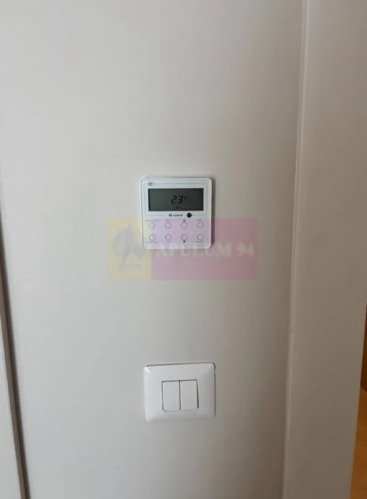 Apartament de Top în Vogh Olimp - Se vinde un apartament de top în VOGH Olimp, clădirea premiată anul trecut la Bienala Națională de Arhitectură. VOGH Olimp se află la mică distanță de Plaja Epico, la distanță de o plimbare plăcută de Plaja 23 August, la 3-4 km de superba zonă împădurită Rezervaţia "Stejarii Brumării", 10-11 minute de Beach Please/Nibiru/ Epava/Plaja de nudism din Costinești, la 30 de minute de Piaţa Ovidiu, la 45 de minute de City Park Mall din Constanța (distanțe parcurse cu mașina evident). Cel mai apropiat aeroport este Aeroportul Internaţional Mihail Kogălniceanu, situat la aproximativ 60-65 km de Complexul rezidențial, este un imobil care prin standardele sale satisface și pe cei mai exigenți. Vogh Olimp se remarcă prin arhitectura sa modernă și designul exclusivist, oferind facilități premium pentru un confort sporit. Cu o suprafață utilă de 12.500 metri pătrați și 12 etaje, clădirea impresionează prin soluțiile de amplificare a confortului cu suprafețe vitrate mari, eficiente energetic, la etajul 11 este construită o piscină de tip Infiniti Pool iar apartamentul se va preda odată cu un loc de parcare subteran. 
 Fațada panoramică și piscina situată la etajul 11, cu vedere neîntreruptă asupra litoralului, sunt elemente arhitecturale distincte care contribuie la eleganța și exclusivitatea proiectului VOGH. Amenajările exterioare oferă un spațiu verde generos perimetral clădirii, amenajat astfel încât să ofere un maxim de confort. Pentru a asigura confortul și durabilitatea, complexul utilizează materiale de înaltă calitate, inclusiv vitraje duble cu sticlă COOL-LITE® și PLANICLEAR®. Ansamblul este amplasat într-o zonă ușor accesibilă pentru turiști, cu un drum scurt de acces către plajă, dar și către o plimbare prin pădurea din apropiere.
Apartamentul propus spre vânzare este situat la etajul 5, are o suprafață utilă de 47mp și o suprafață construită de 58mp, avem un balcon tip terasă de 11mp, spațiul perfect pentru relaxare, deconectare și de ce nu socializare sau chiar distracție la maxim. Cei interesați de dotările acestui apartament trebuie doar să sune și să întrebe sau să scrie pe aplicația whatsapp și vor primi lista completă. Apartamentul se predă la acest preț mobilat și utilat integral, dotările sunt de top. Apartamentul beneficiază de un design modern, este luminos și aerisit, reprezentând locul ideal pentru relaxare totală, departe de aglomerație, agitația și voia bună va fi exclusiv atributul noului proprietar. Este un apartament bun ca investiție pe termen mediu și lung dar perfect ca locuință de zi cu zi. Fiecare detaliu este gândit pentru confort: finisaje de calitate superioară, ferestre largi care inundă spațiul cu lumină naturală și o priveliște care taie respirația indiferent de anotimp, un portal spre fericirea ta, apartamentul unde odată ajuns vei regăsi de fiecare dată ritmul și armonia ce te vor purta spre propriile realizări. Pentru mai multe detalii și programarea de vizionări nu ezitați să mă contactați, Daniel, Apulum94.