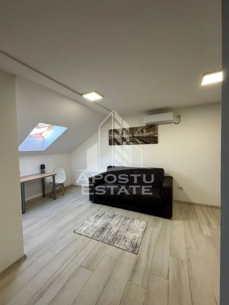 Apartament cu 1 camera, etajul 1, Petfriendly, zona Bogdanestilor - Agentia Imobiliara APOSTU ESTATE va ofera spre inchiriere un apartament cu 1 camera, situat in zona Bogdanestilor.

Acest apartament cu o suprafata de 33 mp dispune de urmatoarele facilitati:
- Bucatarie spatioasa, complet utilata, cu loc de luat masa;
- Hol de acces;
- Sufragerie luminoasa;
- Baie dotata cu cabina de dus si geam pentru ventilatie naturala.

Confortul termic este asigurat de centrala proprie pe gaz. Apartamentul se bucura de o pozitionare privilegiata, oferind acces rapid la diverse puncte de interes din zona:
- Centru orasului la 5 minute de mers cu masina;
-Iulius Mall la 5 minute de mers cu masina;
-Mijloace de transport in comun la 2 minute.

Va invitam cu drag sa programati o vizionare pentru a aprecia personal toate facilitatile si avantajele acestui apartament.

ID intern: CP2338457!