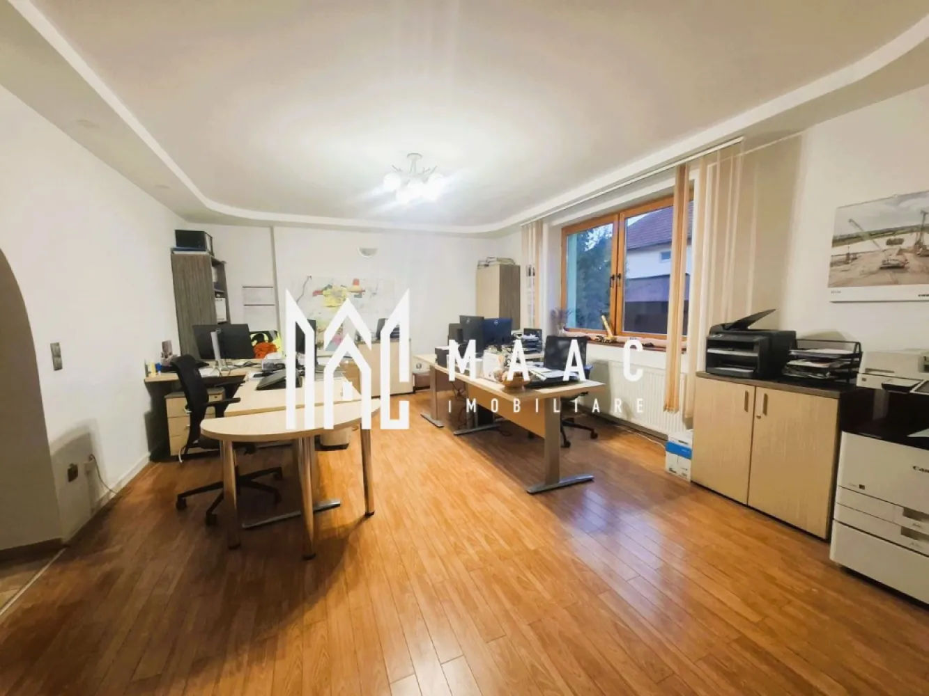 Spatiu de birouri | 250 mp | Selimbar - MAAC Imobiliare vă propune spre închiriere o proprietate versatilă, ideală pentru activități de birou sau sediu firmă, dispusă pe parter, etaj și mansardă, cu o compartimentare practică și funcțională, concepută pentru eficiență operațională și confort profesional. Imobilul oferă spații generoase, bine luminate și adaptabile diferitelor tipuri de activități administrative.

Compartimentare:

Parter:
-Hol de acces generos
-Două birouri luminoase
-Bucătărie cu cămară
-Baie cu geam de aerisire
-Casa scării
-Acces către terasă

Etaj:
-Hol de acces
-Patru birouri bine proporționate
-Baie spațioasă cu geam de aerisire
-Terasă

Mansardă:
-Cameră mare, ideală pentru sală de ședințe sau training
-Două birouri
-Baie spațioasă cu geam de aerisire
-Spațiu suplimentar pentru depozitare

Proprietatea beneficiază de curte individuală de aproximativ 300 mp, amenajată cu zonă verde și zonă pavată, oferind un cadru plăcut pentru angajați și colaboratori. În curte se regăsesc garajul și o filigorie cu zonă de grătar, potrivită pentru momente de relaxare sau evenimente de echipă.

Avantaje:
-Compartimentare optimă pentru birouri sau activități administrative
-Se poate preda mobilată, conform fotografiilor
-Spații generoase pentru depozitare
-Garaj inclus
-Locuri de parcare: 2 exterioare + 1 în garaj

Pentru mai multe detalii, vă rugăm să menționați la telefon numărul CP2886408.
