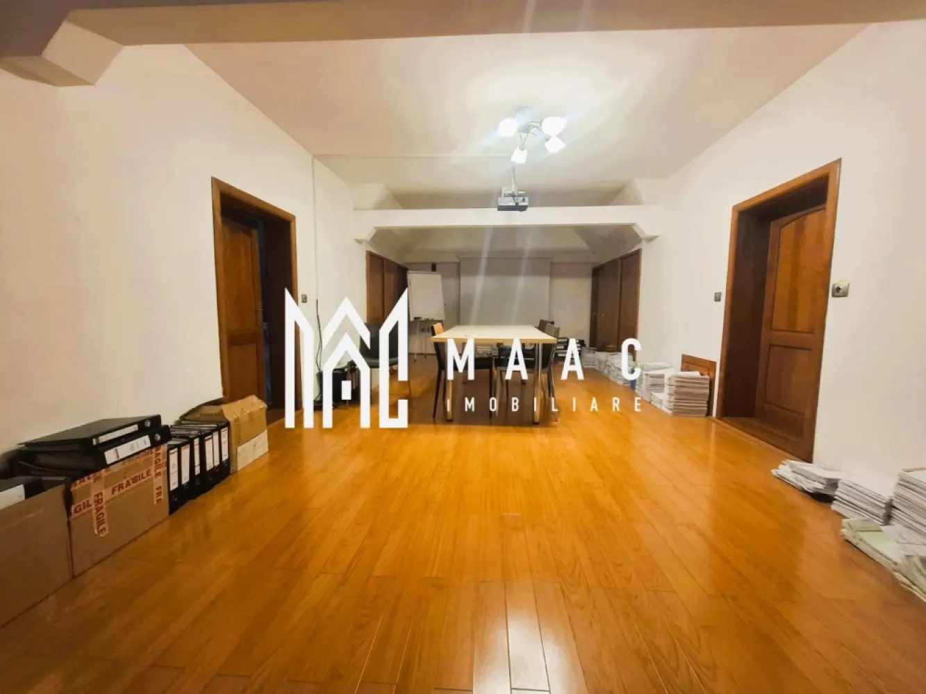 Spatiu de birouri | 250 mp | Selimbar - MAAC Imobiliare vă propune spre închiriere o proprietate versatilă, ideală pentru activități de birou sau sediu firmă, dispusă pe parter, etaj și mansardă, cu o compartimentare practică și funcțională, concepută pentru eficiență operațională și confort profesional. Imobilul oferă spații generoase, bine luminate și adaptabile diferitelor tipuri de activități administrative.

Compartimentare:

Parter:
-Hol de acces generos
-Două birouri luminoase
-Bucătărie cu cămară
-Baie cu geam de aerisire
-Casa scării
-Acces către terasă

Etaj:
-Hol de acces
-Patru birouri bine proporționate
-Baie spațioasă cu geam de aerisire
-Terasă

Mansardă:
-Cameră mare, ideală pentru sală de ședințe sau training
-Două birouri
-Baie spațioasă cu geam de aerisire
-Spațiu suplimentar pentru depozitare

Proprietatea beneficiază de curte individuală de aproximativ 300 mp, amenajată cu zonă verde și zonă pavată, oferind un cadru plăcut pentru angajați și colaboratori. În curte se regăsesc garajul și o filigorie cu zonă de grătar, potrivită pentru momente de relaxare sau evenimente de echipă.

Avantaje:
-Compartimentare optimă pentru birouri sau activități administrative
-Se poate preda mobilată, conform fotografiilor
-Spații generoase pentru depozitare
-Garaj inclus
-Locuri de parcare: 2 exterioare + 1 în garaj

Pentru mai multe detalii, vă rugăm să menționați la telefon numărul CP2886408.