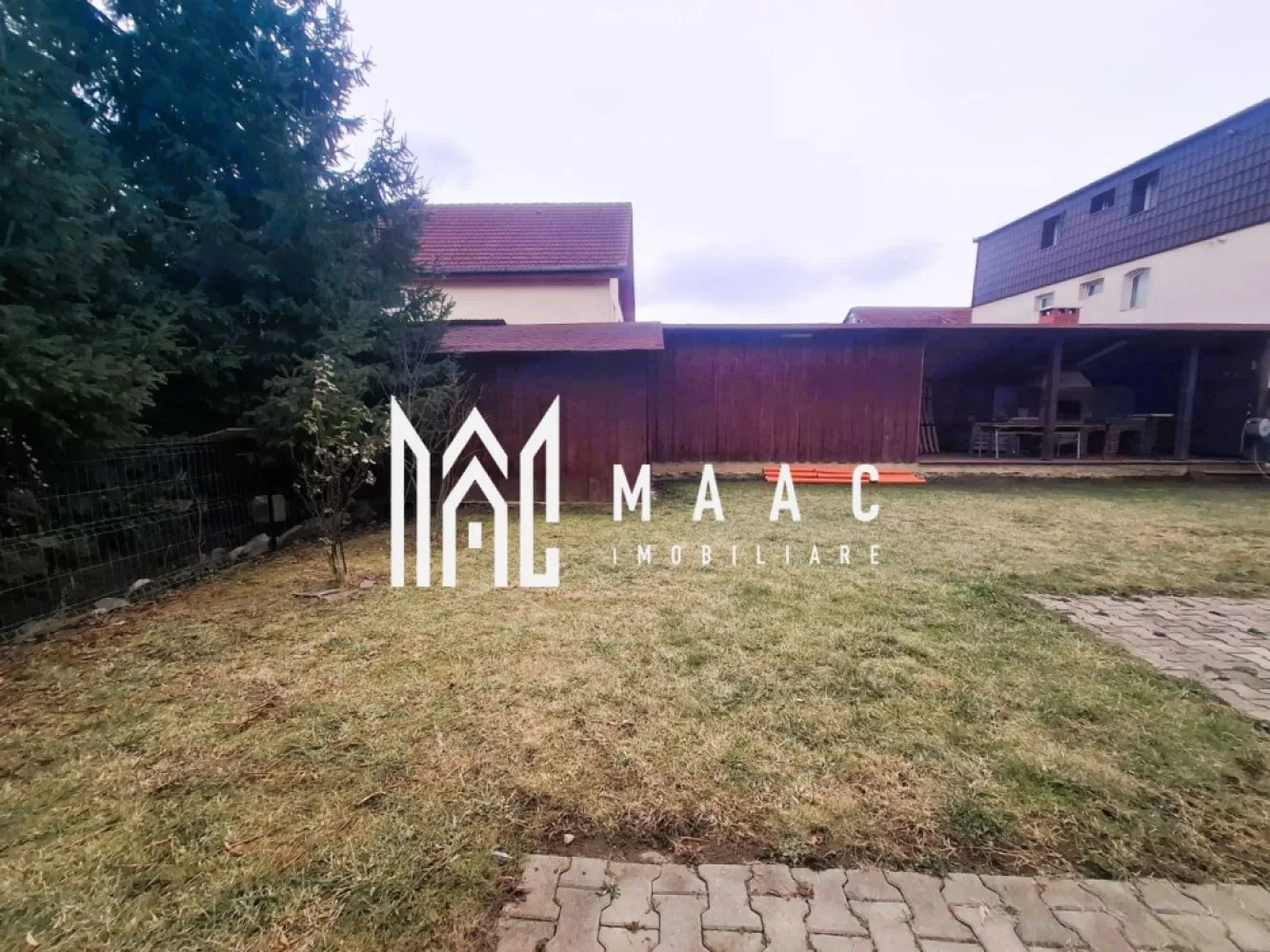 Spatiu de birouri | 250 mp | Selimbar - MAAC Imobiliare vă propune spre închiriere o proprietate versatilă, ideală pentru activități de birou sau sediu firmă, dispusă pe parter, etaj și mansardă, cu o compartimentare practică și funcțională, concepută pentru eficiență operațională și confort profesional. Imobilul oferă spații generoase, bine luminate și adaptabile diferitelor tipuri de activități administrative.

Compartimentare:

Parter:
-Hol de acces generos
-Două birouri luminoase
-Bucătărie cu cămară
-Baie cu geam de aerisire
-Casa scării
-Acces către terasă

Etaj:
-Hol de acces
-Patru birouri bine proporționate
-Baie spațioasă cu geam de aerisire
-Terasă

Mansardă:
-Cameră mare, ideală pentru sală de ședințe sau training
-Două birouri
-Baie spațioasă cu geam de aerisire
-Spațiu suplimentar pentru depozitare

Proprietatea beneficiază de curte individuală de aproximativ 300 mp, amenajată cu zonă verde și zonă pavată, oferind un cadru plăcut pentru angajați și colaboratori. În curte se regăsesc garajul și o filigorie cu zonă de grătar, potrivită pentru momente de relaxare sau evenimente de echipă.

Avantaje:
-Compartimentare optimă pentru birouri sau activități administrative
-Se poate preda mobilată, conform fotografiilor
-Spații generoase pentru depozitare
-Garaj inclus
-Locuri de parcare: 2 exterioare + 1 în garaj

Pentru mai multe detalii, vă rugăm să menționați la telefon numărul CP2886408.