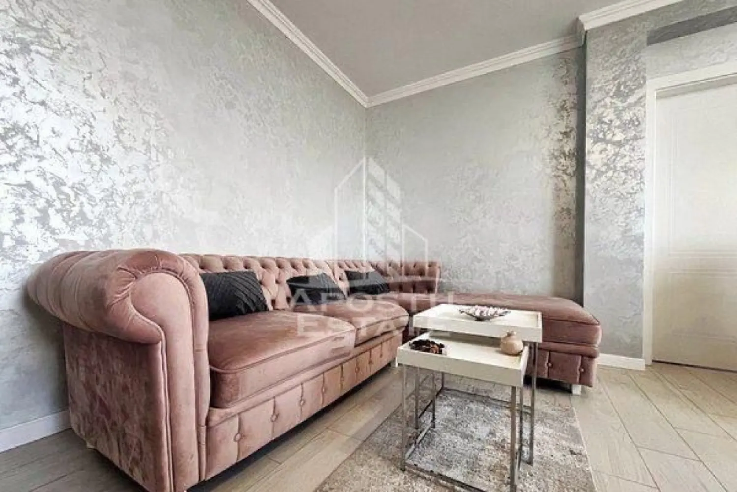 Apartament cu 3 camere de vanzare in zona Dorobantilor, Timisoara - Agentia imobiliara APOSTU ESTATE va propune spre vanzare un apartament modern cu 3 camere, situat in zona Dorobantilor, intr-un imobil construit in anul 2020.

Apartamentul este amplasat la etajul 7/7 si beneficiaza de o suprafata utila de 64 mp, la care se adauga un balcon de 4 mp. Compartimentarea este eficienta si moderna, fiind compusa din living open space cu bucataria, doua dormitoare si o baie.

Caracteristici:
• Suprafata utila: 64 mp
• Balcon: 4 mp
• Etaj: 7/7
• An constructie: 2020
• Clasa energetica A
• Incalzire in pardoseala
• Centrala termica proprie
• Aer conditionat
• Se vinde complet mobilat si utilat

Electrocasnice incluse:
• Aragaz
• Cuptor
• Hota
• Frigider
• Masina de spalat rufe
• Masina de spalat vase
• Electrocasnice de calitate superioara

Beneficii suplimentare:
• Loc de parcare subteran
• Boxa pentru depozitare
• Compartimentare moderna si functionala
• Finisaje si dotari de calitate

Vecinatati:
• Lidl
• Marele Restaurant Chinezesc
• Iguana Fitness
• Mijloace de transport in comun

Apartamentul reprezinta o alegere excelenta pentru cei care isi doresc confort, eficienta energetica si acces rapid catre principalele puncte de interes ale orasului.

Pentru mai multe detalii si programarea unei vizionari, va stam cu drag la dispozitie.

Agentia imobiliara Apostu Estate va ofera consultanta bancara gratuita prin intermediul colaboratorilor nostri pentru alegerea celui mai potrivit tip de credit, astfel incat tu sa devi noul proprietar al acestui apartament.
CP3137720