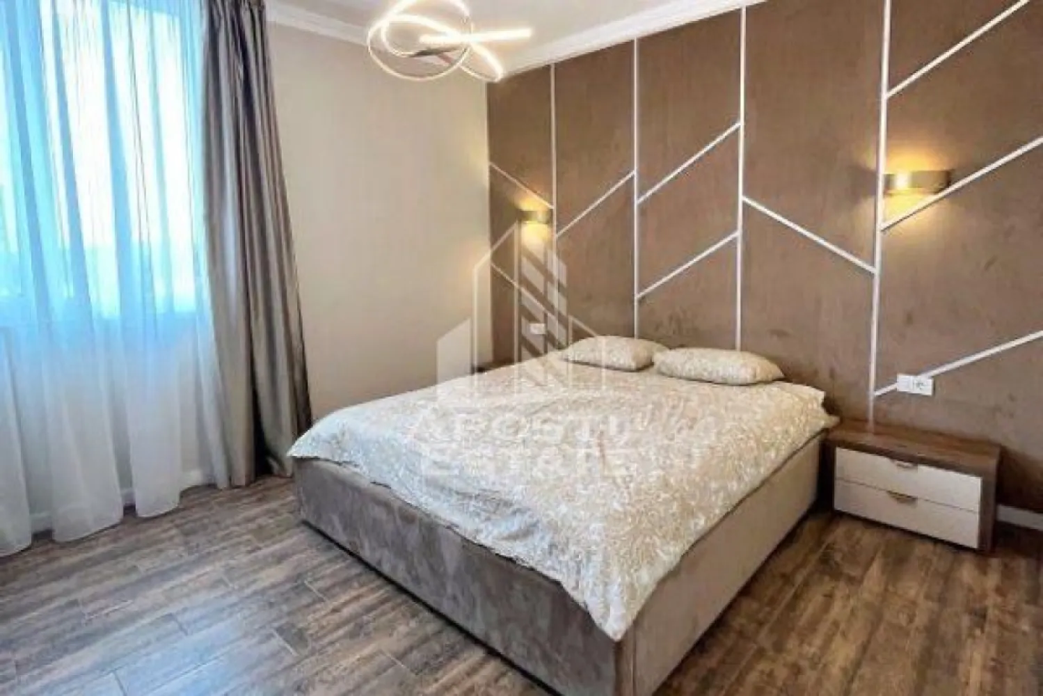 Apartament cu 3 camere de vanzare in zona Dorobantilor, Timisoara - Agentia imobiliara APOSTU ESTATE va propune spre vanzare un apartament modern cu 3 camere, situat in zona Dorobantilor, intr-un imobil construit in anul 2020.

Apartamentul este amplasat la etajul 7/7 si beneficiaza de o suprafata utila de 64 mp, la care se adauga un balcon de 4 mp. Compartimentarea este eficienta si moderna, fiind compusa din living open space cu bucataria, doua dormitoare si o baie.

Caracteristici:
• Suprafata utila: 64 mp
• Balcon: 4 mp
• Etaj: 7/7
• An constructie: 2020
• Clasa energetica A
• Incalzire in pardoseala
• Centrala termica proprie
• Aer conditionat
• Se vinde complet mobilat si utilat

Electrocasnice incluse:
• Aragaz
• Cuptor
• Hota
• Frigider
• Masina de spalat rufe
• Masina de spalat vase
• Electrocasnice de calitate superioara

Beneficii suplimentare:
• Loc de parcare subteran
• Boxa pentru depozitare
• Compartimentare moderna si functionala
• Finisaje si dotari de calitate

Vecinatati:
• Lidl
• Marele Restaurant Chinezesc
• Iguana Fitness
• Mijloace de transport in comun

Apartamentul reprezinta o alegere excelenta pentru cei care isi doresc confort, eficienta energetica si acces rapid catre principalele puncte de interes ale orasului.

Pentru mai multe detalii si programarea unei vizionari, va stam cu drag la dispozitie.

Agentia imobiliara Apostu Estate va ofera consultanta bancara gratuita prin intermediul colaboratorilor nostri pentru alegerea celui mai potrivit tip de credit, astfel incat tu sa devi noul proprietar al acestui apartament.
CP3137720