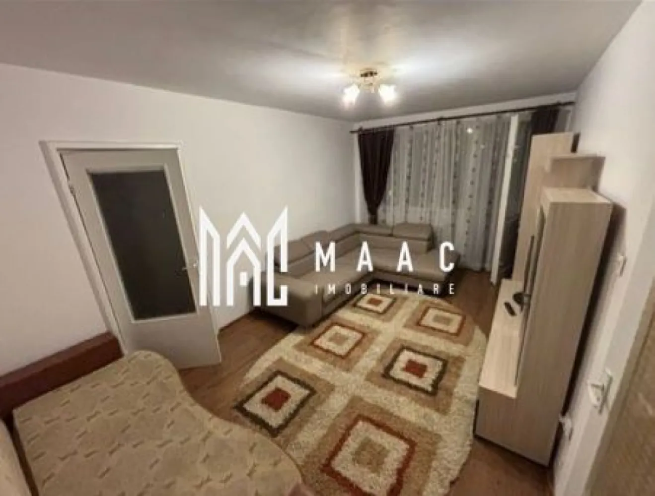 Apartament 2 camere | Balcon | 46 MPU | Etaj 4 | Mihai Viteazul - MAAC Imobiliare vă propune spre vânzare un apartament cu 2 camere, semidecomandat, cu o suprafață utilă de 46 mp, situat la etajul 4, într-o zonă liniștită și bine conectată la toate facilitățile orașului.

Locuința se vinde complet mobilată și utilată, fiind pregătită pentru mutare imediată sau pentru închiriere. Datorită poziționării excelente și costurilor reduse de întreținere, apartamentul este o alegere foarte bună atât pentru locuit, cât și pentru investiție.

Detalii apartament
Suprafață utilă: 46 mp
Etaj: 4
Compartimentare semidecomandată
Living luminos
Dormitor confortabil
Bucătărie separată
Baie
Hol
Balcon
Spații de depozitare
Dotări și beneficii
Complet mobilat și utilat
Gata pentru mutare imediată
Balcon ideal pentru relaxare
Spații de depozitare utile pentru organizare eficientă
Compartimentare practică și funcțională
Costuri reduse de întreținere
Ideal pentru locuință personală sau investiție
Avantaje locație
Zonă liniștită și apreciată
Aproape de:
stații de autobuz
magazine de cartier și supermarketuri
școli și grădinițe
farmacii
bănci
parcuri și locuri de joacă
Acces rapid către centrul orașului și principalele zone de interes din Sibiu
Potrivit pentru

 locuință personală
 cuplu tânăr
 investiție imobiliară
 închiriere pe termen lung
 închiriere pentru studenți sau tineri profesioniști

Pentru informații suplimentare, menționează codul ID: CP3138218