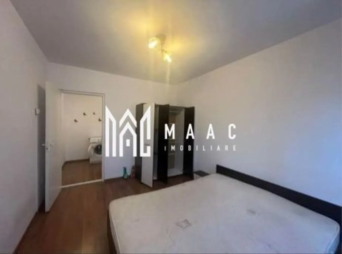 Apartament 2 camere | Balcon | 46 MPU | Etaj 4 | Mihai Viteazul - MAAC Imobiliare vă propune spre vânzare un apartament cu 2 camere, semidecomandat, cu o suprafață utilă de 46 mp, situat la etajul 4, într-o zonă liniștită și bine conectată la toate facilitățile orașului.

Locuința se vinde complet mobilată și utilată, fiind pregătită pentru mutare imediată sau pentru închiriere. Datorită poziționării excelente și costurilor reduse de întreținere, apartamentul este o alegere foarte bună atât pentru locuit, cât și pentru investiție.

Detalii apartament
Suprafață utilă: 46 mp
Etaj: 4
Compartimentare semidecomandată
Living luminos
Dormitor confortabil
Bucătărie separată
Baie
Hol
Balcon
Spații de depozitare
Dotări și beneficii
Complet mobilat și utilat
Gata pentru mutare imediată
Balcon ideal pentru relaxare
Spații de depozitare utile pentru organizare eficientă
Compartimentare practică și funcțională
Costuri reduse de întreținere
Ideal pentru locuință personală sau investiție
Avantaje locație
Zonă liniștită și apreciată
Aproape de:
stații de autobuz
magazine de cartier și supermarketuri
școli și grădinițe
farmacii
bănci
parcuri și locuri de joacă
Acces rapid către centrul orașului și principalele zone de interes din Sibiu
Potrivit pentru

 locuință personală
 cuplu tânăr
 investiție imobiliară
 închiriere pe termen lung
 închiriere pentru studenți sau tineri profesioniști

Pentru informații suplimentare, menționează codul ID: CP3138218