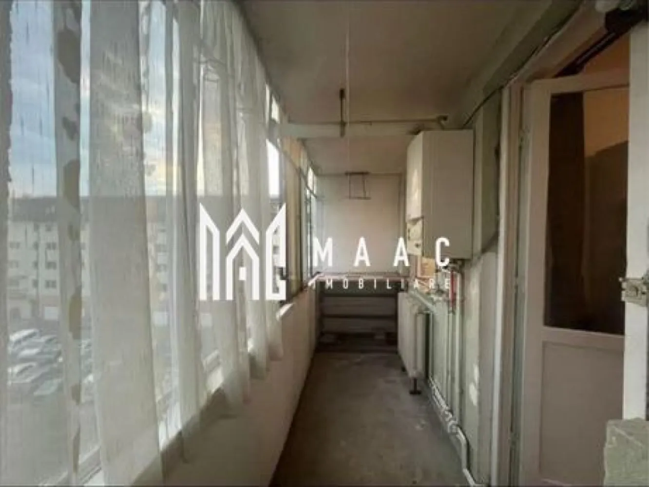 Apartament 2 camere | Balcon | 46 MPU | Etaj 4 | Mihai Viteazul - MAAC Imobiliare vă propune spre vânzare un apartament cu 2 camere, semidecomandat, cu o suprafață utilă de 46 mp, situat la etajul 4, într-o zonă liniștită și bine conectată la toate facilitățile orașului.

Locuința se vinde complet mobilată și utilată, fiind pregătită pentru mutare imediată sau pentru închiriere. Datorită poziționării excelente și costurilor reduse de întreținere, apartamentul este o alegere foarte bună atât pentru locuit, cât și pentru investiție.

Detalii apartament
Suprafață utilă: 46 mp
Etaj: 4
Compartimentare semidecomandată
Living luminos
Dormitor confortabil
Bucătărie separată
Baie
Hol
Balcon
Spații de depozitare
Dotări și beneficii
Complet mobilat și utilat
Gata pentru mutare imediată
Balcon ideal pentru relaxare
Spații de depozitare utile pentru organizare eficientă
Compartimentare practică și funcțională
Costuri reduse de întreținere
Ideal pentru locuință personală sau investiție
Avantaje locație
Zonă liniștită și apreciată
Aproape de:
stații de autobuz
magazine de cartier și supermarketuri
școli și grădinițe
farmacii
bănci
parcuri și locuri de joacă
Acces rapid către centrul orașului și principalele zone de interes din Sibiu
Potrivit pentru

 locuință personală
 cuplu tânăr
 investiție imobiliară
 închiriere pe termen lung
 închiriere pentru studenți sau tineri profesioniști

Pentru informații suplimentare, menționează codul ID: CP3138218