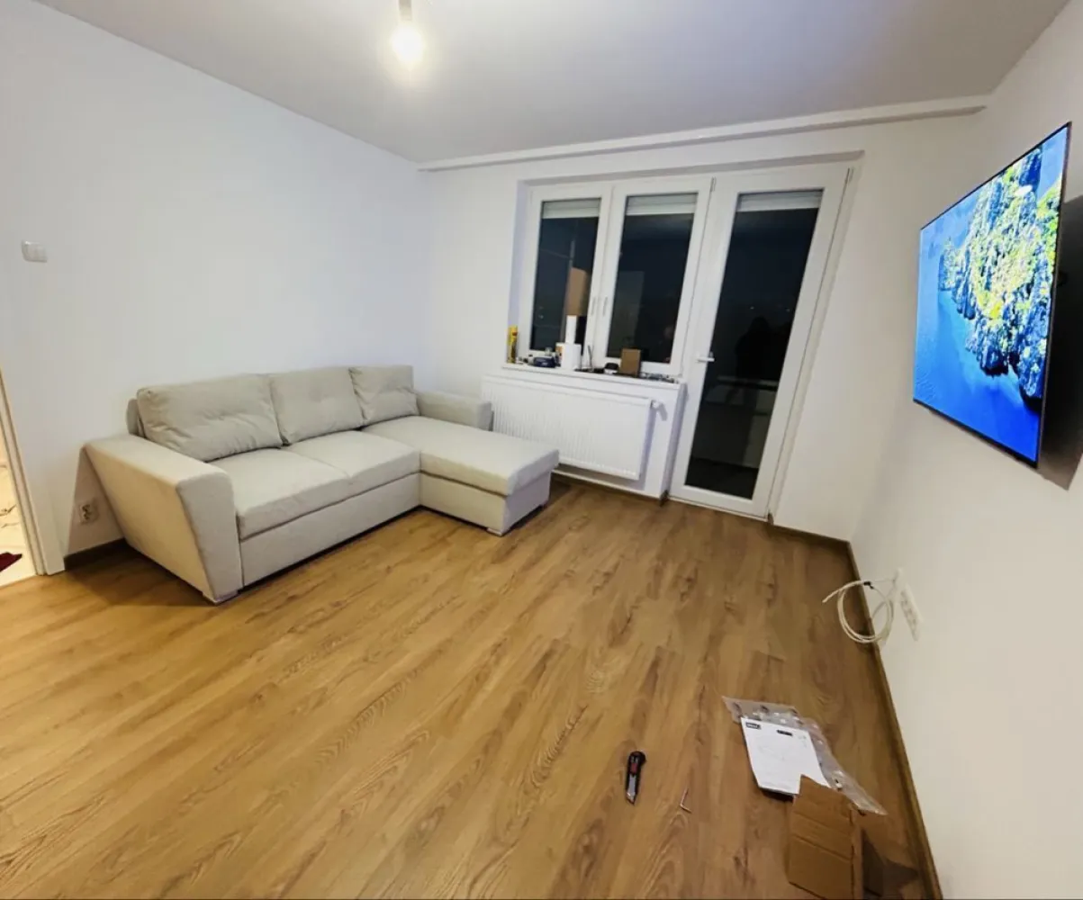 BRASADAS vinde ap 2 cam RENOVAT utilat parcare Micro 14 - Agentia Imobiliara BRASADAS vinde apartament cu 2 camere COMPLET RENOVAT, mobilat și utilat in Micro 14, Satu Mare.

Zonă liniștită și foarte bine poziționată, aproape de școli, magazine, spital și centre comerciale.

Apartamentul beneficiază de centrală termică inteligentă, care poate fi controlată de la distanță prin aplicație, inclusiv reglarea temperaturii, oferind confort sporit și un control eficient al consumului.

Apartamentul are o suprafață utilă de 53,4 mp, este situat la etajul 4 și a fost renovat integral recent. Renovarea a inclus înlocuirea completă a instalației electrice și sanitare, montarea unei centrale termice noi, calorifere noi, geamuri termopan noi și jaluzele electrice cu telecomandă.

Locuința se vinde complet mobilată și utilată, inclusiv cu electrocasnice, fiind pregătită pentru mutare imediată, fără alte investiții.

Dotări și avantaje:

Renovare completă, realizată recent
Instalație electrică și sanitară nouă
Centrală termică nouă
Calorifere noi
Aer condiționat
Geamuri termopan noi
Jaluzele electrice cu telecomandă
Balcon de 3 mp
Loc de parcare rezervat
Acoperiș refăcut
Costuri reduse de întreținere
Vecini liniștiți

Localizare excelentă, aproape de:

Școala Generală „Mircea Eliade”
Spitalul Județean Satu Mare
Piața Someș
Shopping City Satu Mare
Lidl
Stații de transport în comun

Apartamentul este ideal pentru o familie, un cuplu tânăr sau pentru investiție, datorită poziției foarte bune și a faptului că nu necesită nicio renovare.

Www.brasadas.com.