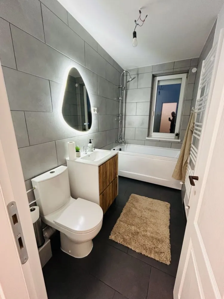 BRASADAS vinde ap 2 cam RENOVAT utilat parcare Micro 14 - Agentia Imobiliara BRASADAS vinde apartament cu 2 camere COMPLET RENOVAT, mobilat și utilat in Micro 14, Satu Mare.

Zonă liniștită și foarte bine poziționată, aproape de școli, magazine, spital și centre comerciale.

Apartamentul beneficiază de centrală termică inteligentă, care poate fi controlată de la distanță prin aplicație, inclusiv reglarea temperaturii, oferind confort sporit și un control eficient al consumului.

Apartamentul are o suprafață utilă de 53,4 mp, este situat la etajul 4 și a fost renovat integral recent. Renovarea a inclus înlocuirea completă a instalației electrice și sanitare, montarea unei centrale termice noi, calorifere noi, geamuri termopan noi și jaluzele electrice cu telecomandă.

Locuința se vinde complet mobilată și utilată, inclusiv cu electrocasnice, fiind pregătită pentru mutare imediată, fără alte investiții.

Dotări și avantaje:

Renovare completă, realizată recent
Instalație electrică și sanitară nouă
Centrală termică nouă
Calorifere noi
Aer condiționat
Geamuri termopan noi
Jaluzele electrice cu telecomandă
Balcon de 3 mp
Loc de parcare rezervat
Acoperiș refăcut
Costuri reduse de întreținere
Vecini liniștiți

Localizare excelentă, aproape de:

Școala Generală „Mircea Eliade”
Spitalul Județean Satu Mare
Piața Someș
Shopping City Satu Mare
Lidl
Stații de transport în comun

Apartamentul este ideal pentru o familie, un cuplu tânăr sau pentru investiție, datorită poziției foarte bune și a faptului că nu necesită nicio renovare.

Www.brasadas.com.