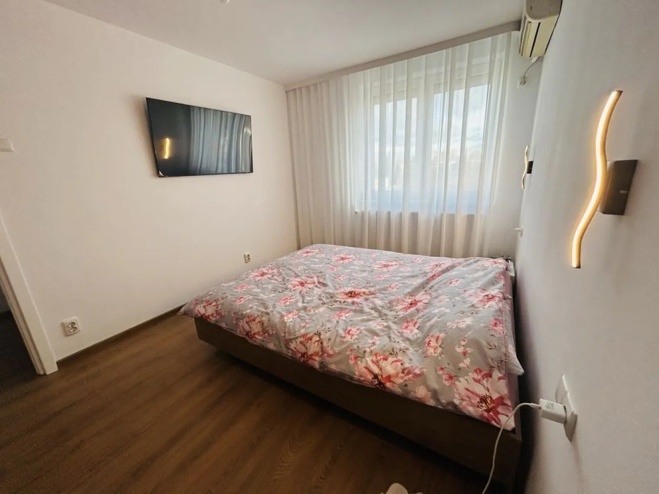 BRASADAS vinde ap 2 cam RENOVAT utilat parcare Micro 14 - Agentia Imobiliara BRASADAS vinde apartament cu 2 camere COMPLET RENOVAT, mobilat și utilat in Micro 14, Satu Mare.

Zonă liniștită și foarte bine poziționată, aproape de școli, magazine, spital și centre comerciale.

Apartamentul beneficiază de centrală termică inteligentă, care poate fi controlată de la distanță prin aplicație, inclusiv reglarea temperaturii, oferind confort sporit și un control eficient al consumului.

Apartamentul are o suprafață utilă de 53,4 mp, este situat la etajul 4 și a fost renovat integral recent. Renovarea a inclus înlocuirea completă a instalației electrice și sanitare, montarea unei centrale termice noi, calorifere noi, geamuri termopan noi și jaluzele electrice cu telecomandă.

Locuința se vinde complet mobilată și utilată, inclusiv cu electrocasnice, fiind pregătită pentru mutare imediată, fără alte investiții.

Dotări și avantaje:

Renovare completă, realizată recent
Instalație electrică și sanitară nouă
Centrală termică nouă
Calorifere noi
Aer condiționat
Geamuri termopan noi
Jaluzele electrice cu telecomandă
Balcon de 3 mp
Loc de parcare rezervat
Acoperiș refăcut
Costuri reduse de întreținere
Vecini liniștiți

Localizare excelentă, aproape de:

Școala Generală „Mircea Eliade”
Spitalul Județean Satu Mare
Piața Someș
Shopping City Satu Mare
Lidl
Stații de transport în comun

Apartamentul este ideal pentru o familie, un cuplu tânăr sau pentru investiție, datorită poziției foarte bune și a faptului că nu necesită nicio renovare.

Www.brasadas.com.