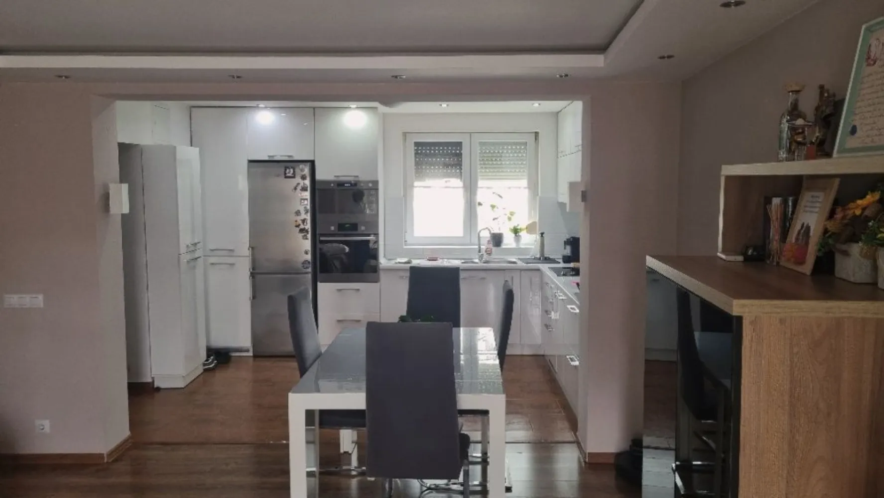 BRASADAS vinde ap 2 cam etaj 3 in centrul vechi! - Agenția imobiliara BRASADAS vinde apartament cu 2 camere in centrul vechi, utilat si mobilat complet, cu încălzire în pardoseala, aer condiționat în ambele camere, masina de spălat vase, frigider, aparat de cafea, cuptor electric, cuptor microunde, plita electrica, mașină de spălat rufe, TV, sistem audio, parcare privată automatizata si supravegheată in interiorul curții blocului.
Www.brasadas.com.