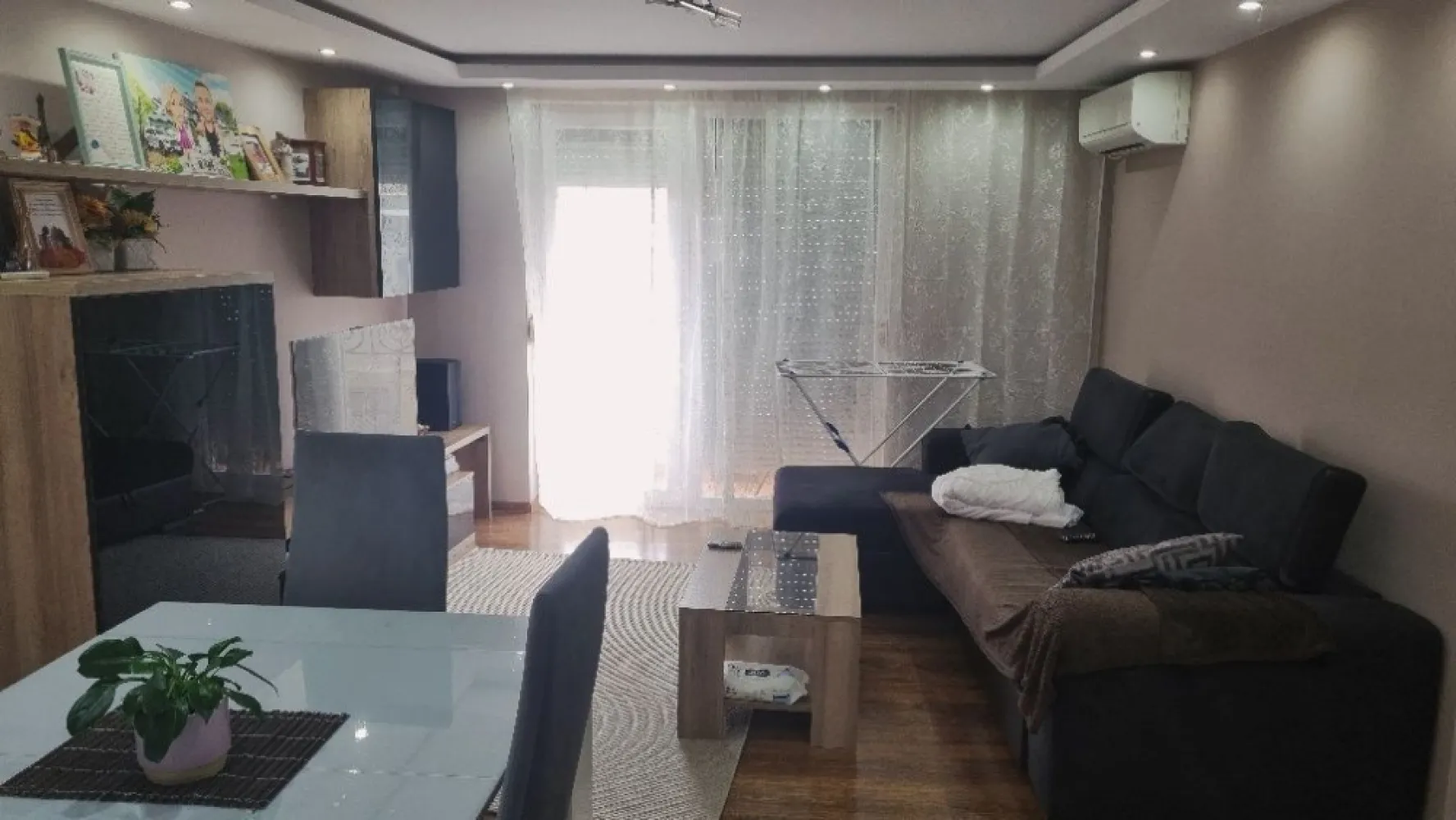 BRASADAS vinde ap 2 cam etaj 3 in centrul vechi! - Agenția imobiliara BRASADAS vinde apartament cu 2 camere in centrul vechi, utilat si mobilat complet, cu încălzire în pardoseala, aer condiționat în ambele camere, masina de spălat vase, frigider, aparat de cafea, cuptor electric, cuptor microunde, plita electrica, mașină de spălat rufe, TV, sistem audio, parcare privată automatizata si supravegheată in interiorul curții blocului.
Www.brasadas.com.