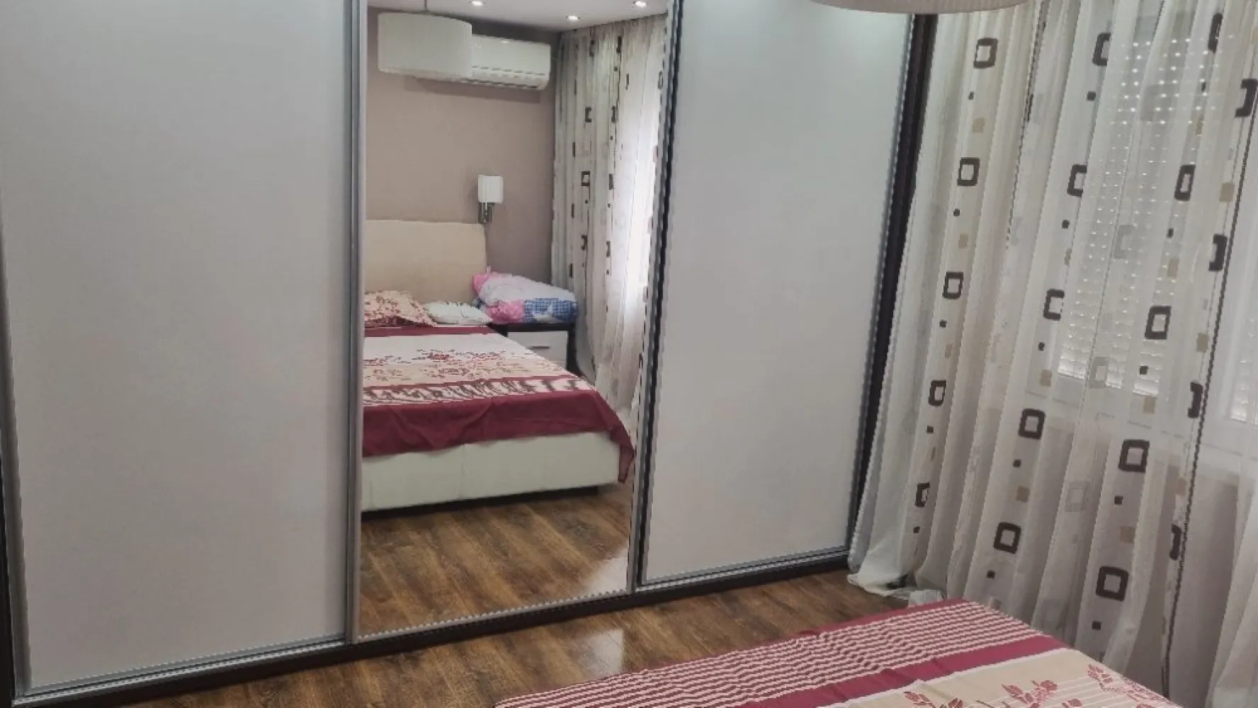 BRASADAS vinde ap 2 cam etaj 3 in centrul vechi! - Agenția imobiliara BRASADAS vinde apartament cu 2 camere in centrul vechi, utilat si mobilat complet, cu încălzire în pardoseala, aer condiționat în ambele camere, masina de spălat vase, frigider, aparat de cafea, cuptor electric, cuptor microunde, plita electrica, mașină de spălat rufe, TV, sistem audio, parcare privată automatizata si supravegheată in interiorul curții blocului.
Www.brasadas.com.
